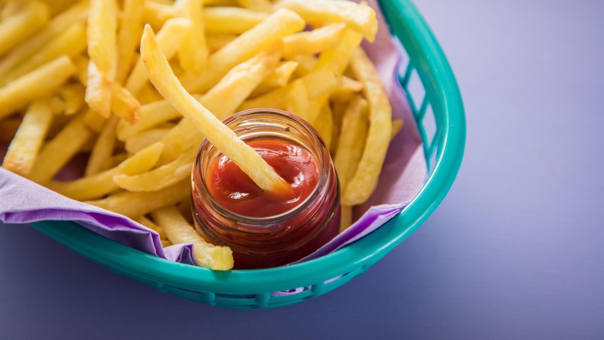 Ein Körbchen mit Pommes und Ketchup