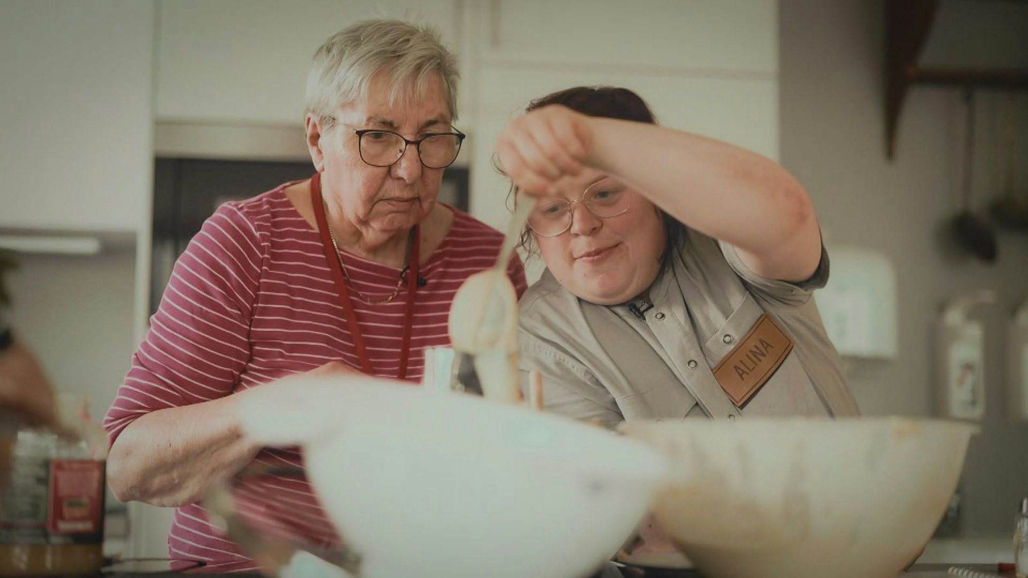 Alina (r.) arbeitet noch immer mit großer Freude im Seniorenheim. (Bild: RTL)