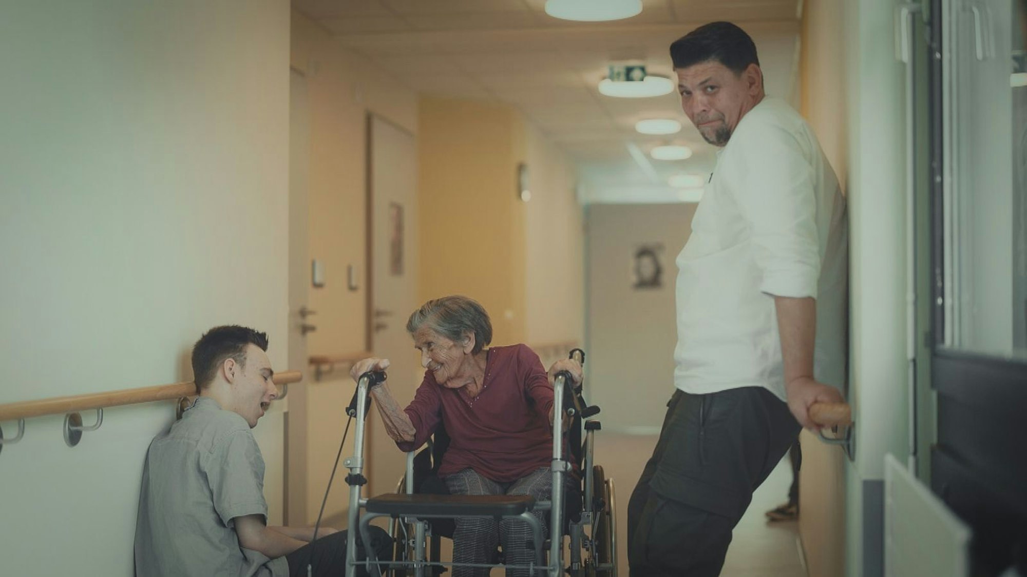 Tim Mälzer merkt, wie gut Jordan (l.) mit den Seniorinnen und Senioren umgehen kann. (Bild: RTL)