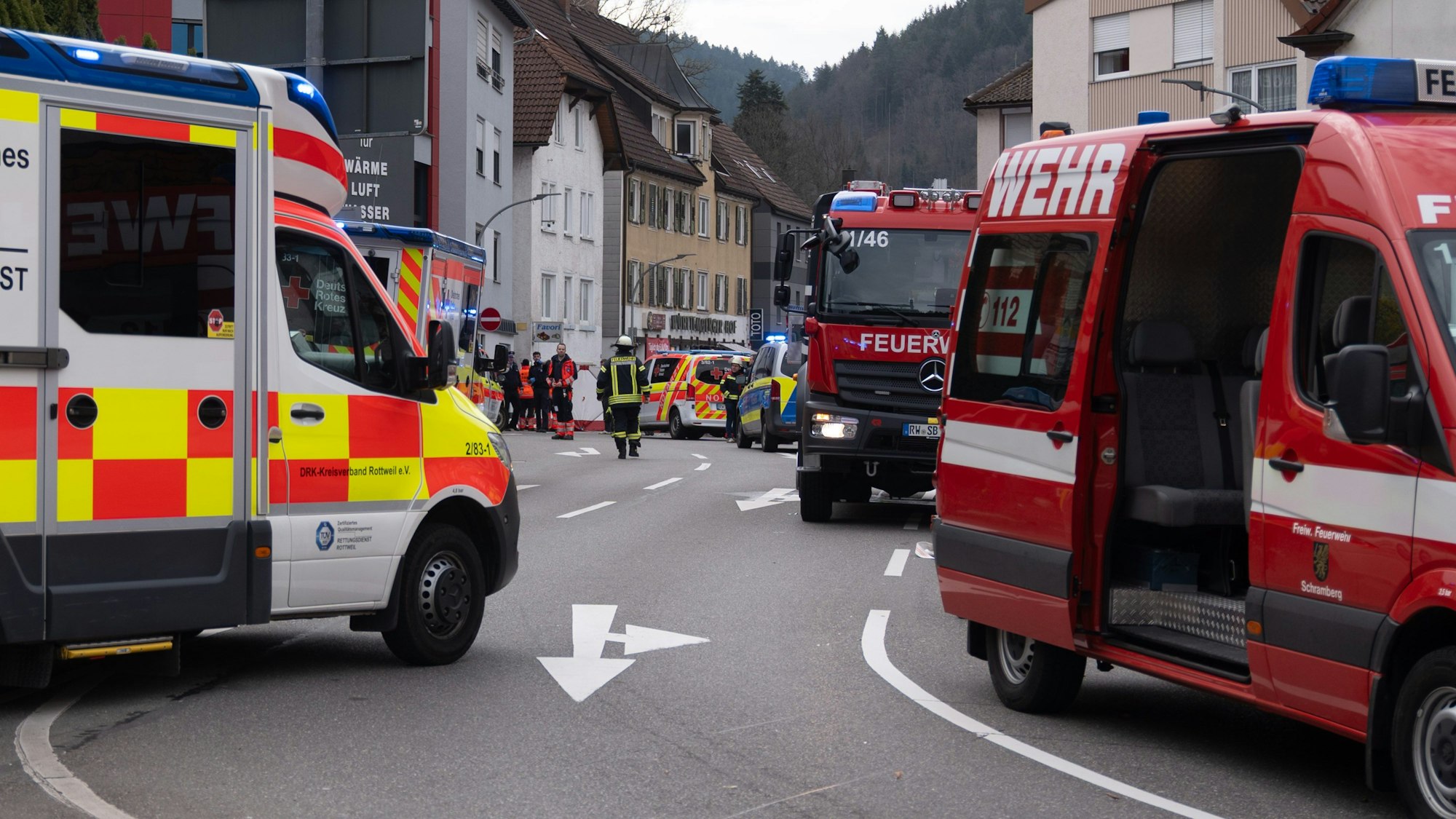 Rettungskräfte sind nach einem schweren Unfall mit zwei Toten in Schramberg im Einsatz.