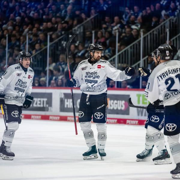 25.03.2026, Baden-Württemberg, Villingen-Schwenningen: Eishockey, Männer: DEL, Schwenninger Wild Wings - Kölner Haie, Meisterschaftsrunde, Viertelfinale, 1. Spieltag, Helios Arena. Kölns Spieler bejubeln den Treffer zum 0:1. Foto: Silas Stein/dpa +++ dpa-Bildfunk +++