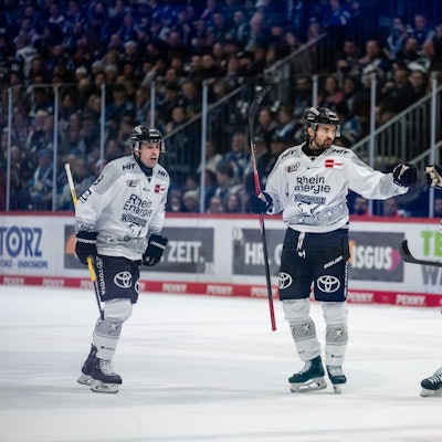 25.03.2026, Baden-Württemberg, Villingen-Schwenningen: Eishockey, Männer: DEL, Schwenninger Wild Wings - Kölner Haie, Meisterschaftsrunde, Viertelfinale, 1. Spieltag, Helios Arena. Kölns Spieler bejubeln den Treffer zum 0:1. Foto: Silas Stein/dpa +++ dpa-Bildfunk +++