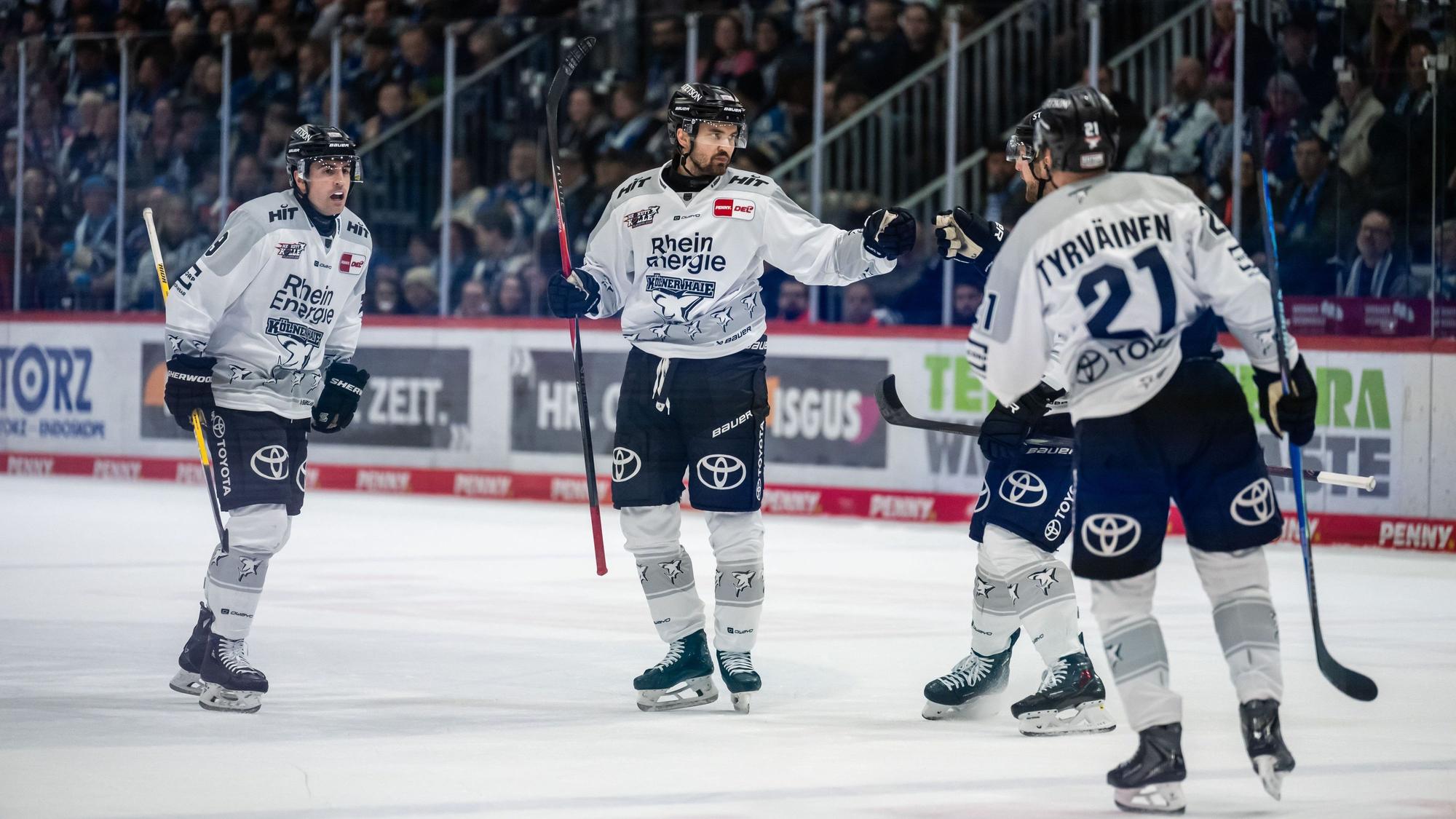 25.03.2026, Baden-Württemberg, Villingen-Schwenningen: Eishockey, Männer: DEL, Schwenninger Wild Wings - Kölner Haie, Meisterschaftsrunde, Viertelfinale, 1. Spieltag, Helios Arena. Kölns Spieler bejubeln den Treffer zum 0:1. Foto: Silas Stein/dpa +++ dpa-Bildfunk +++