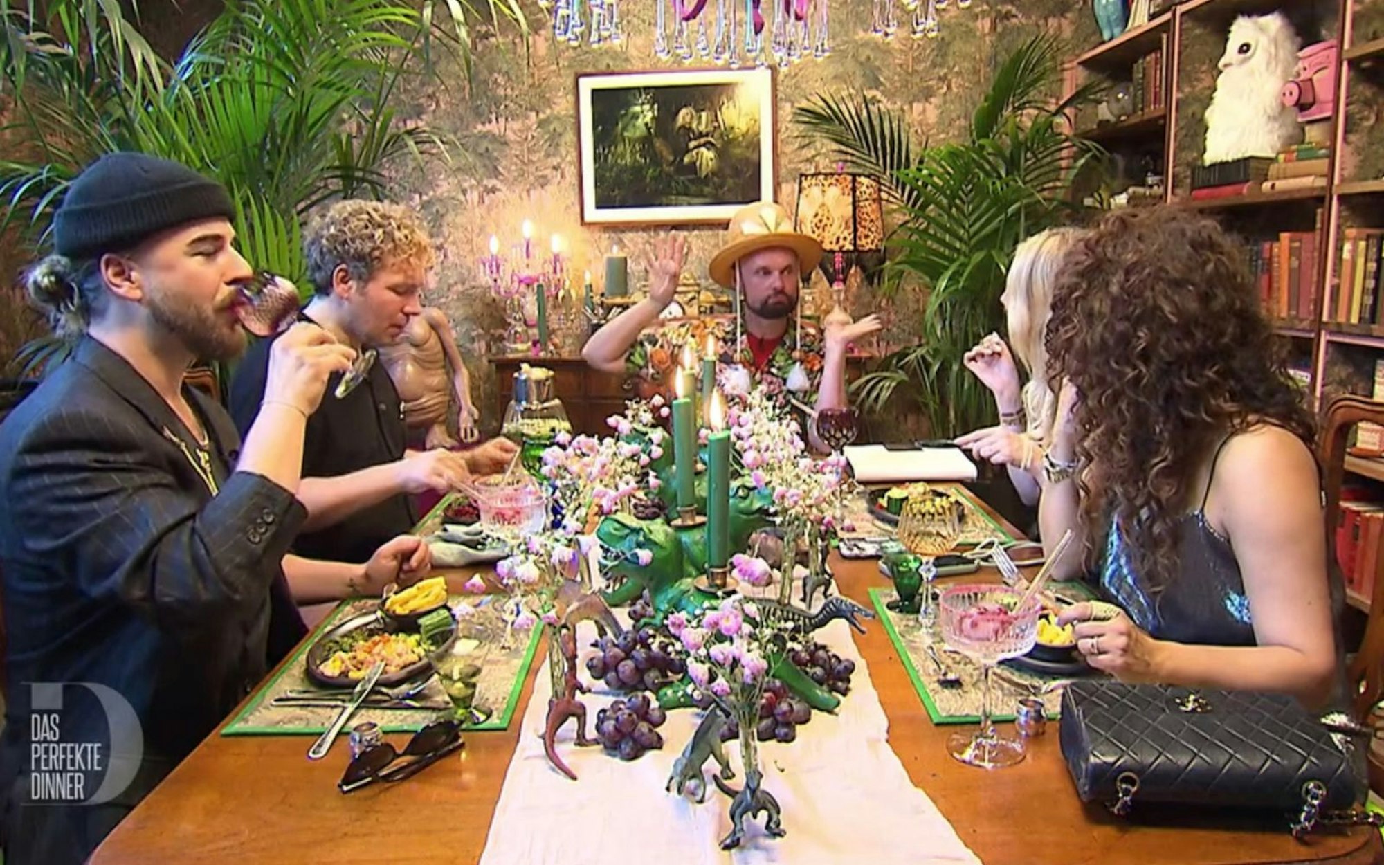 Bunt, bunter, am buntesten: An Tag 4 treffen sich die Deko-Profis bei Rolf (53) in Düsseldorf. (Bild: RTL)