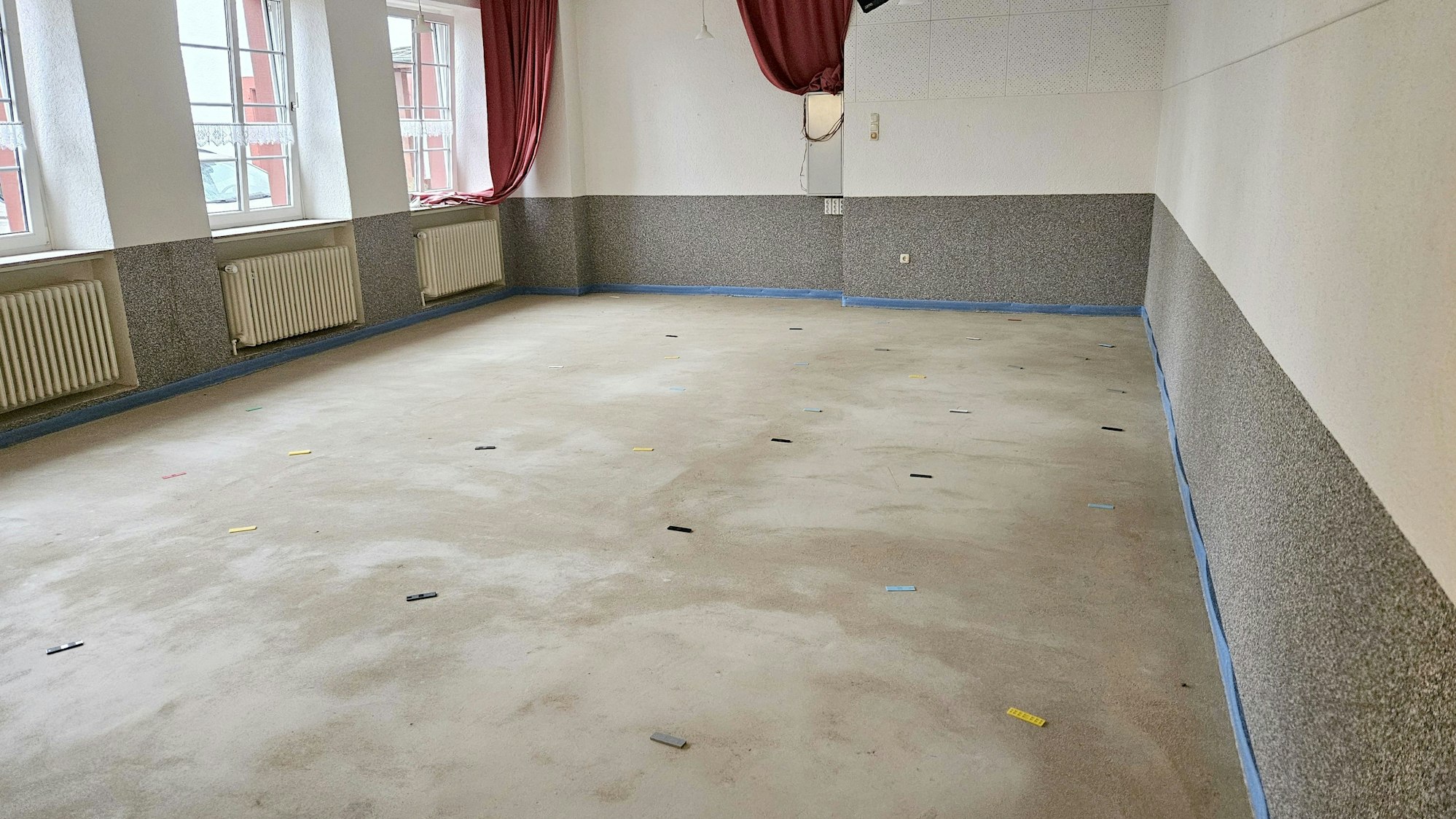 Blick auf den neuen Estrich im Saal des Bürgerhauses.