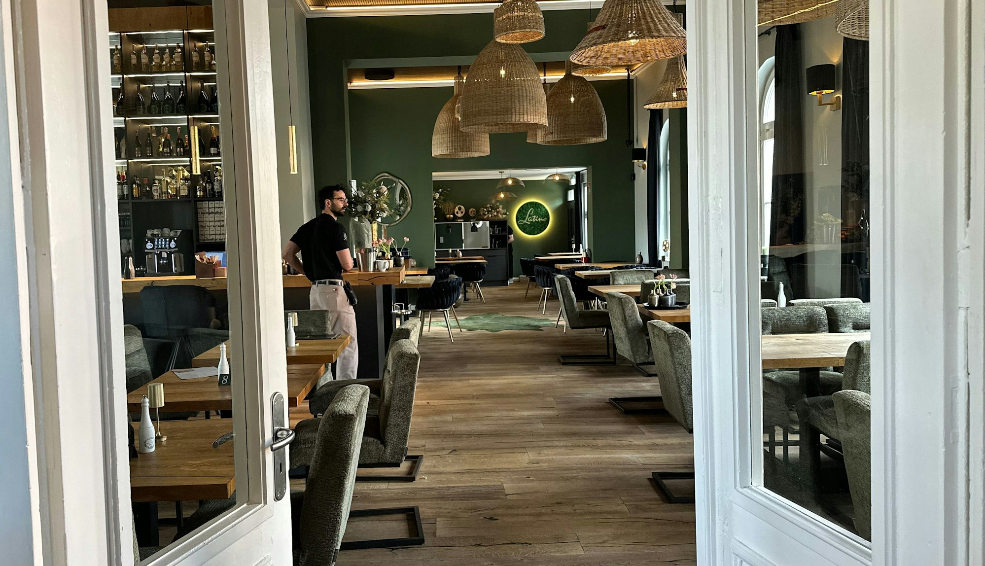 Die neuen Räume des Latino sind in Holzoptik gehalten.