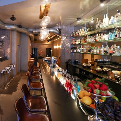 Bar und Tische des Lokals sind zu sehen.