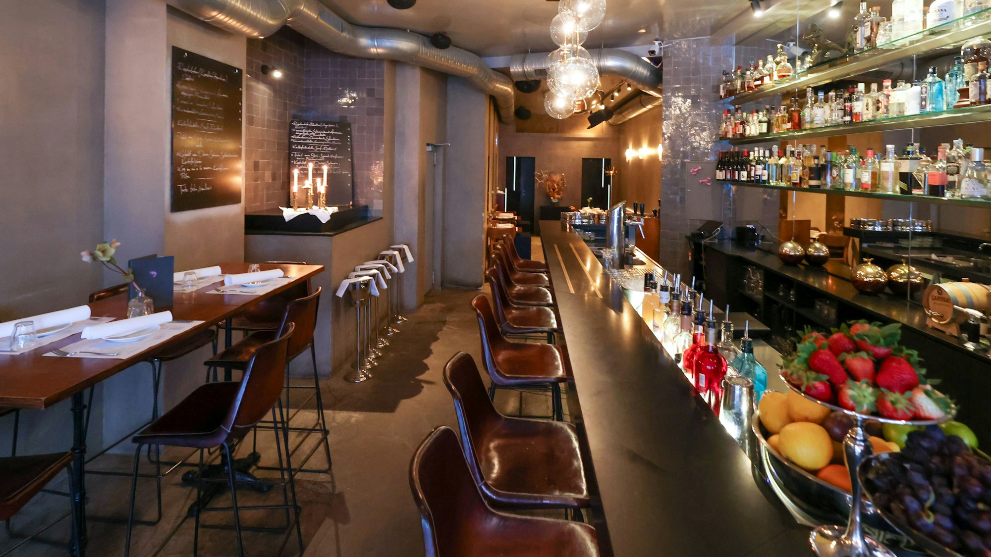 Bar und Tische des Lokals sind zu sehen.
