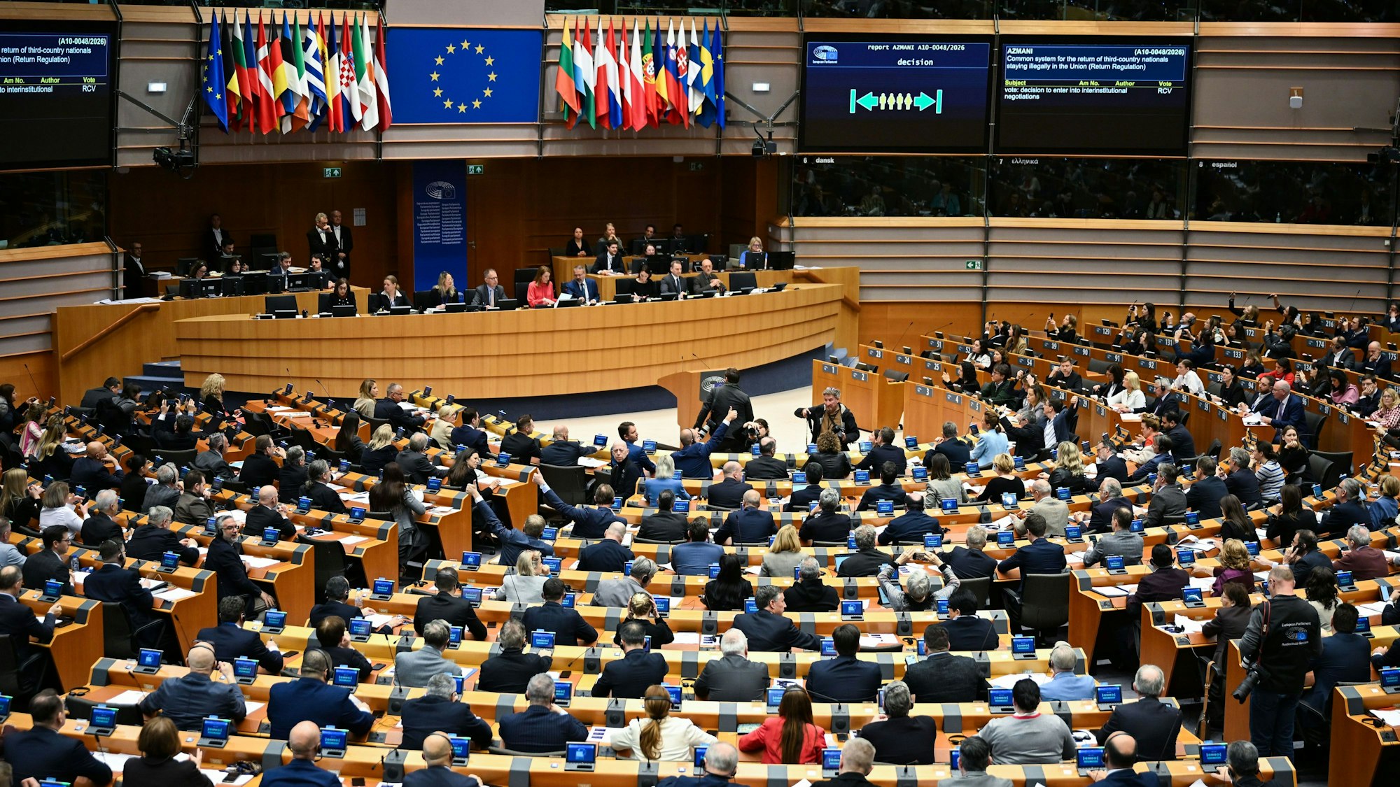 Abgeordnete im EU Parlament stimmen über die Aufnahme von Verhandlungen zum neuen Rückführungsgesetz ab.