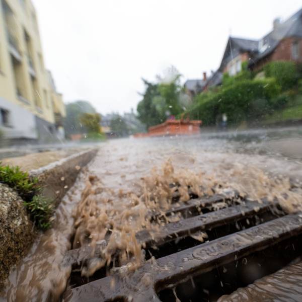 Die Kanalisation kann die Wassermassen eines Starkregens kaum aufnehmen.