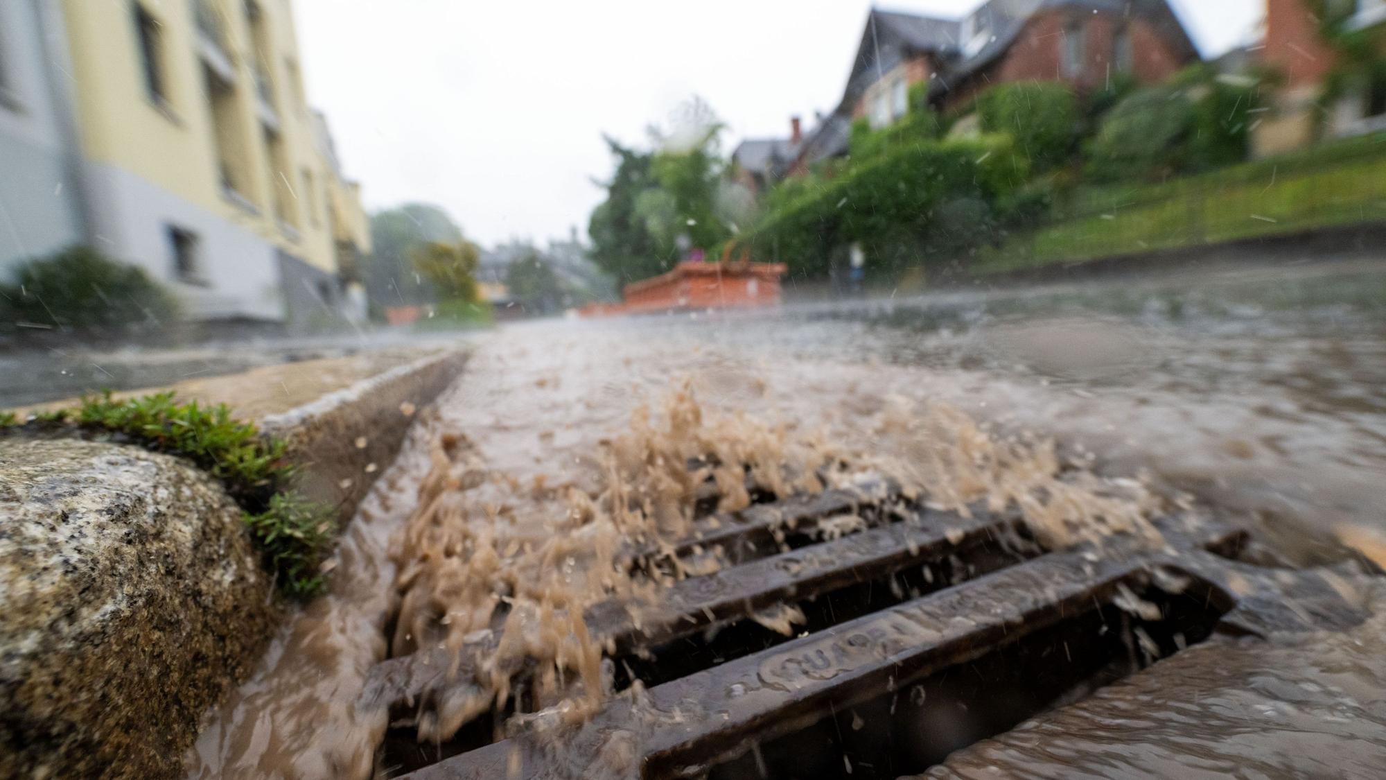 Das Symbolfoto zeigt eine Situation nach einem Starkregen, in der die Kanalisation die Wassermassen kaum aufnehmen kann.