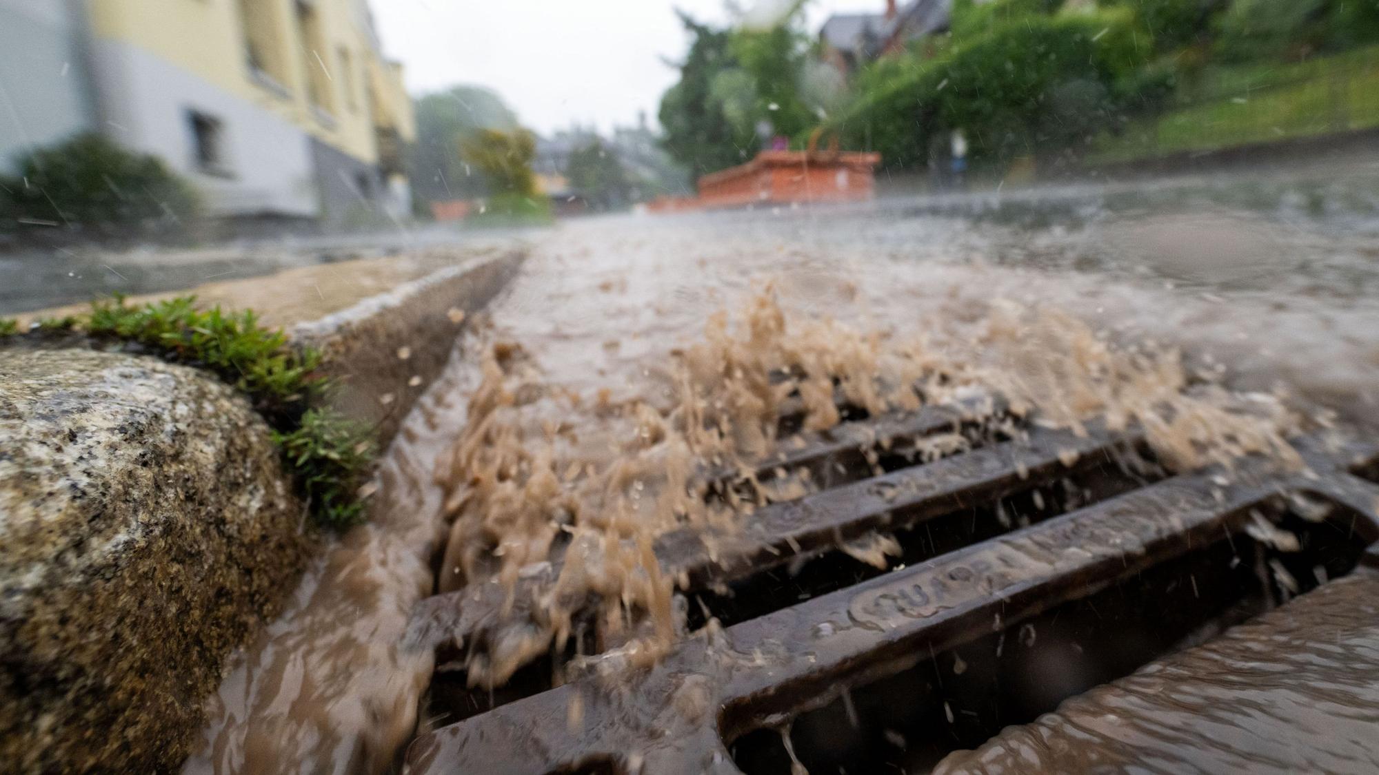 Die Kanalisation kann die Wassermassen eines Starkregens kaum aufnehmen.