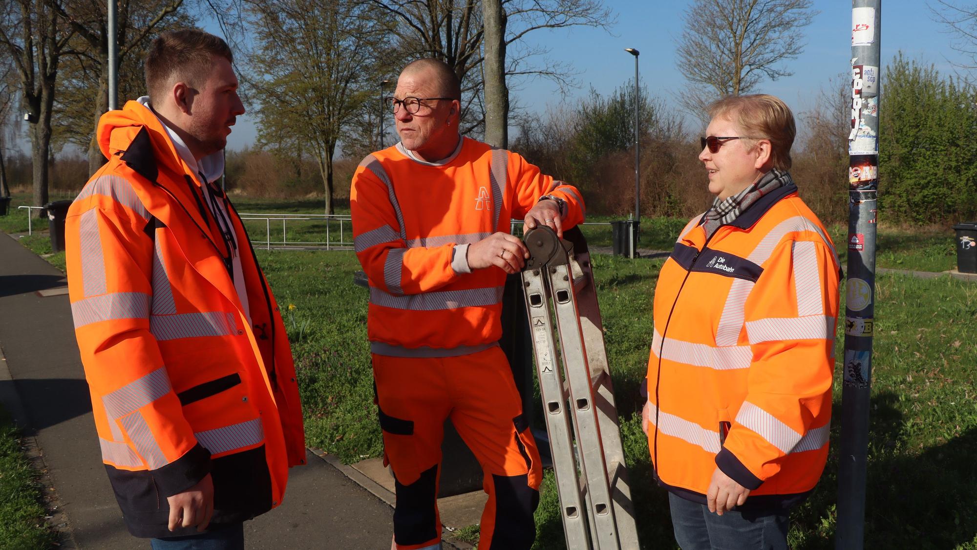 Die Leiterin der Autobahnmeisterei, Kerstin Janitz, im Gespräch mit ihrem Stellvertreter Nils Fröhlich (l.) und dem Kollegen Thomas Bauerfeind.