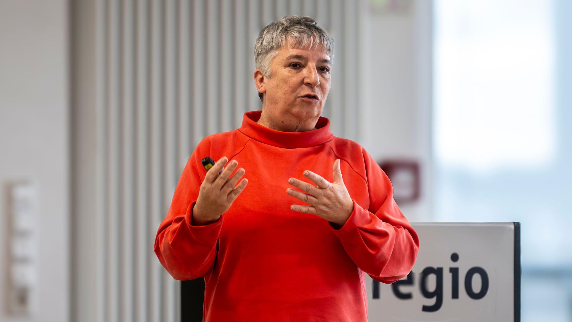Dr. Barbara Tönnis, die in der Hand einen Pointer hält, trägt vor.