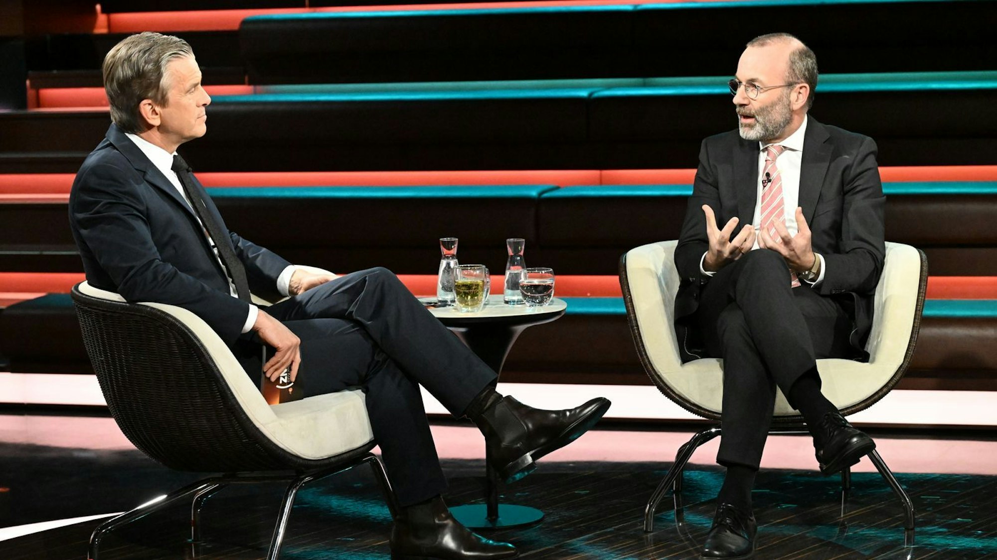 Bei „Markus Lanz“ musste sich EVP-Fraktionschef Manfred Weber kritischen Fragen zur einer angeblichen Annäherung der EVP an Rechtsaußen in der Migrationspolitik stellen. (Bild: ZDF/Cornelia Lehmann)