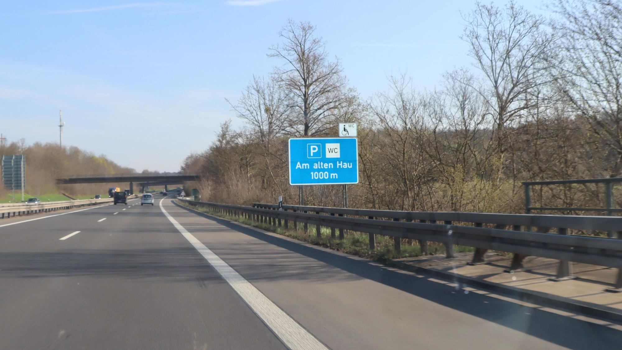 Letzter Halt vor der Abfahrt zum Phantasialand. Die Raststätte „Am alten Hau“ an der A553 beflügelt die Phantasie so mancher Besucher.
