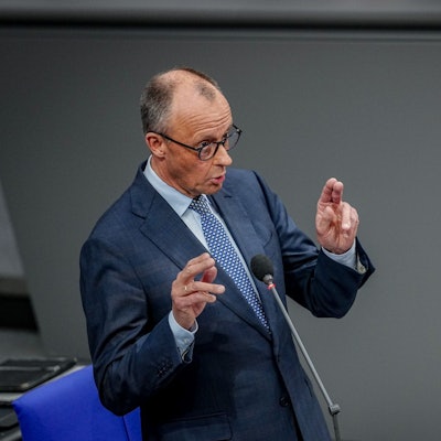 Bundeskanzler Friedrich Merz (CDU) spricht im Bundestag.