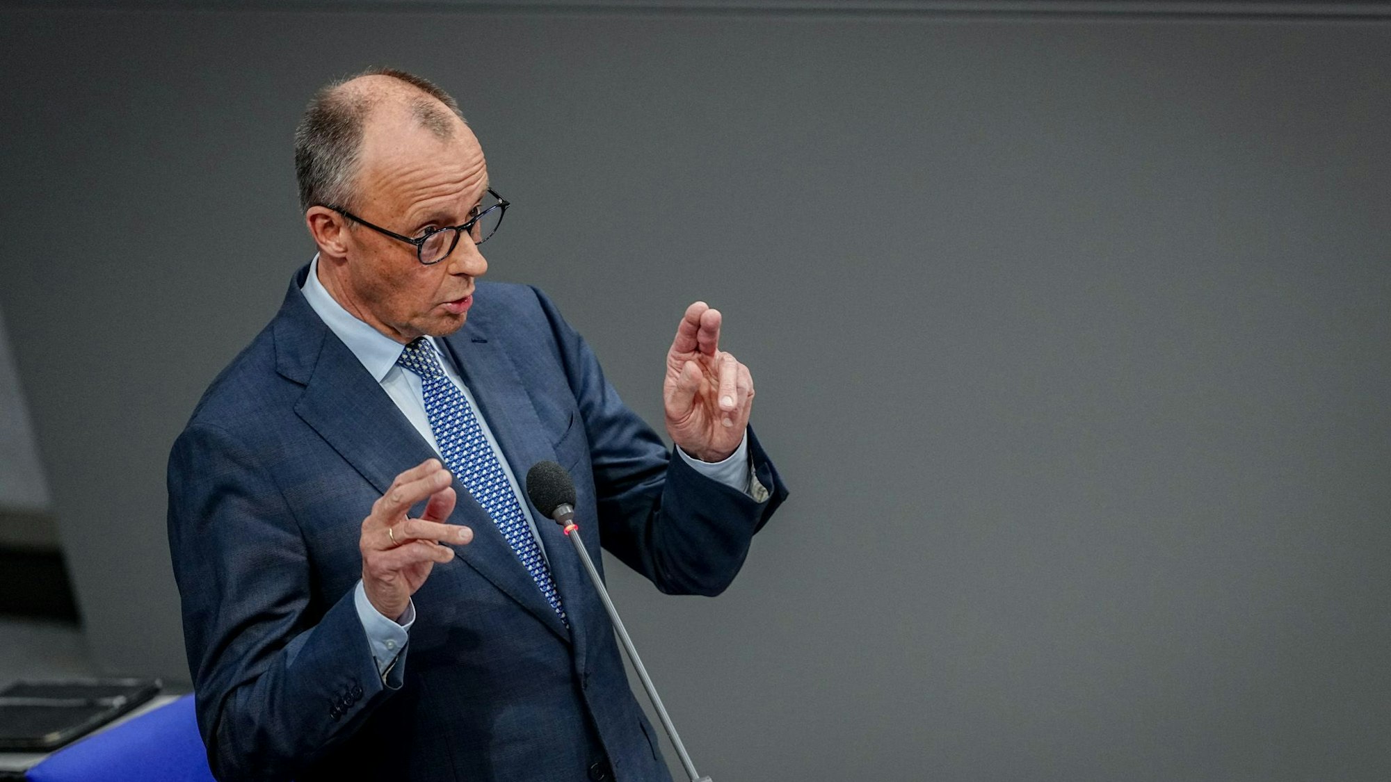 Bundeskanzler Friedrich Merz (CDU) spricht im Bundestag.