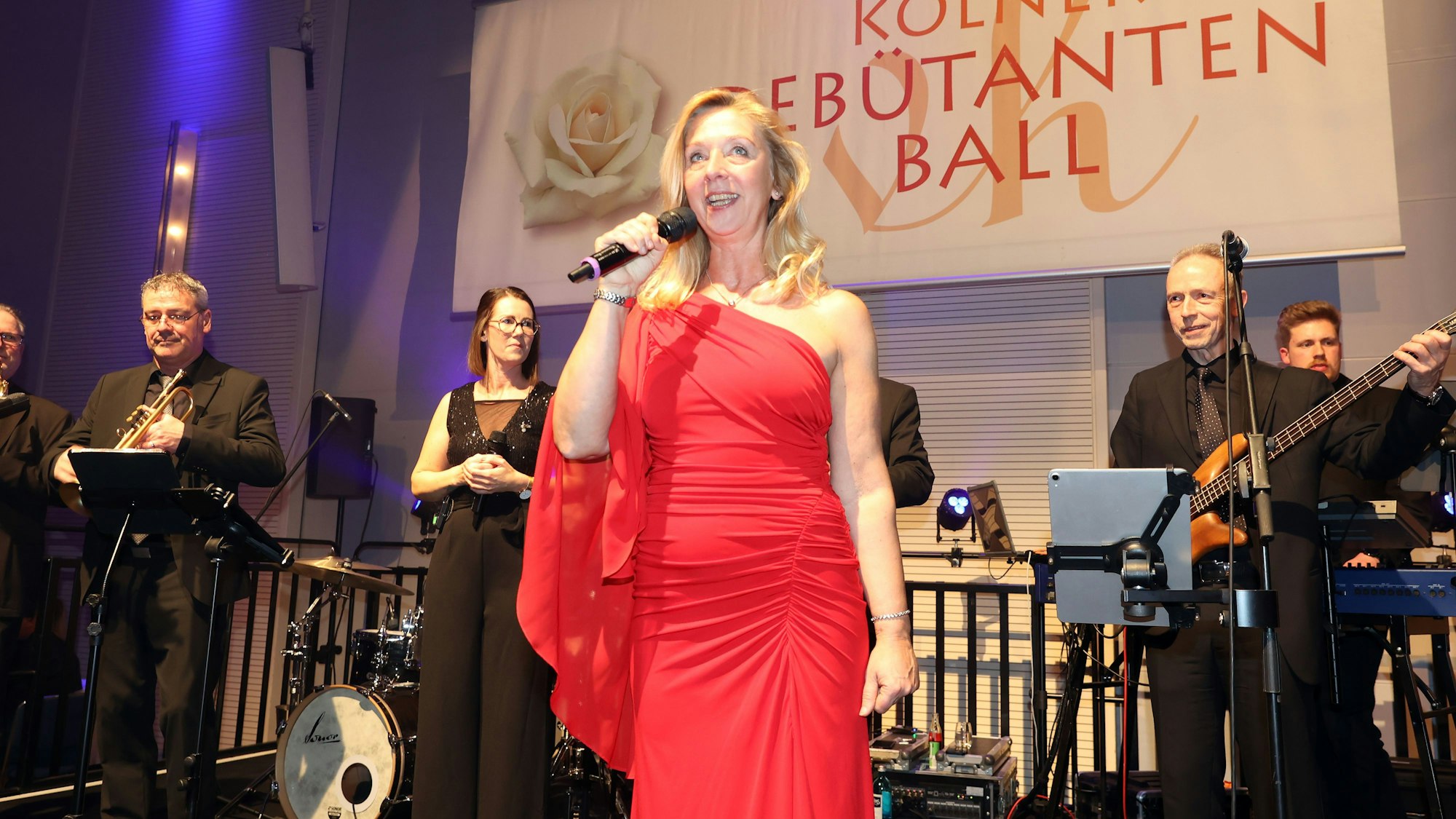 Bettina van Hasselt führt durch den Abend.