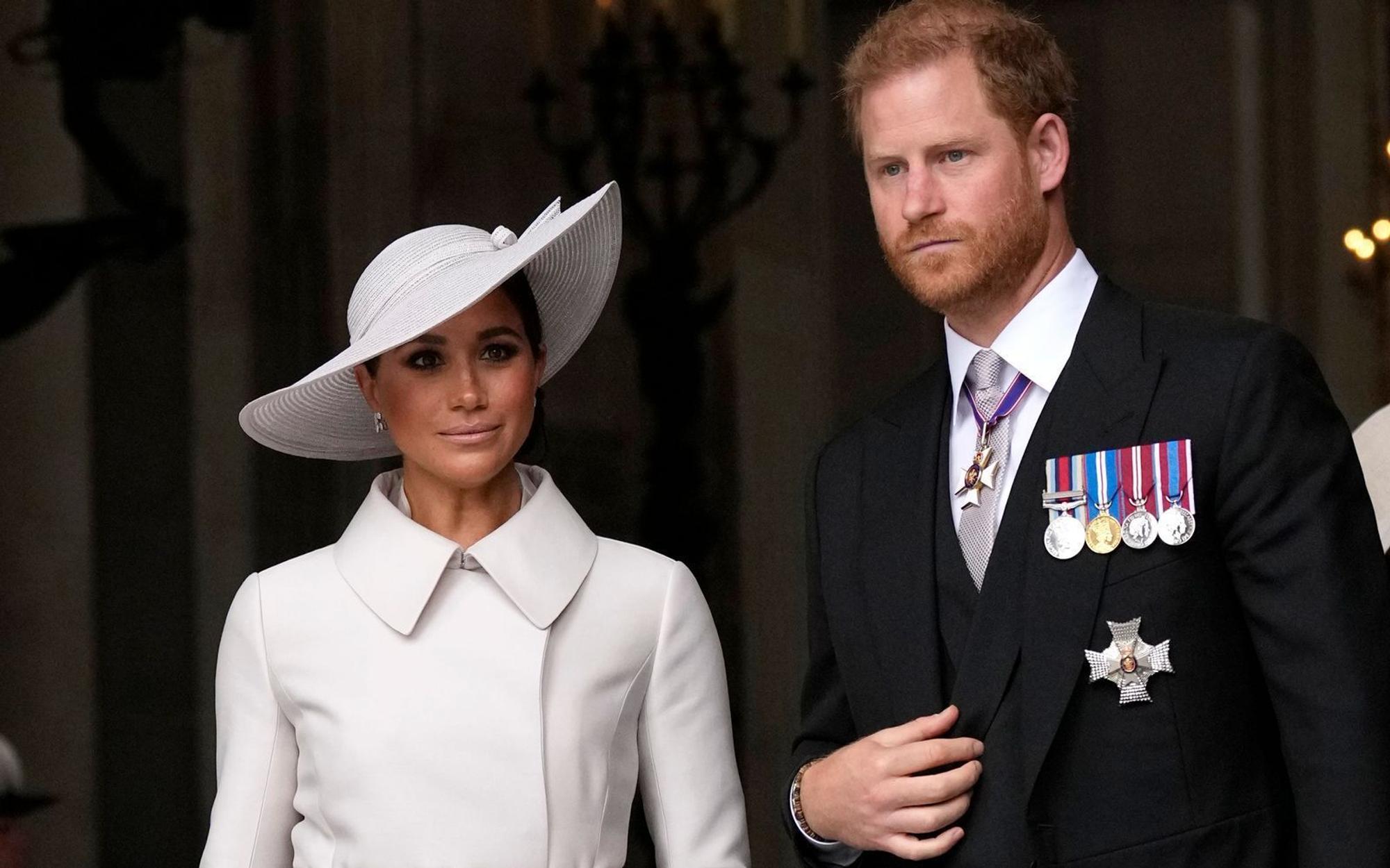 Prinz Harry und Meghan schauen ernst.