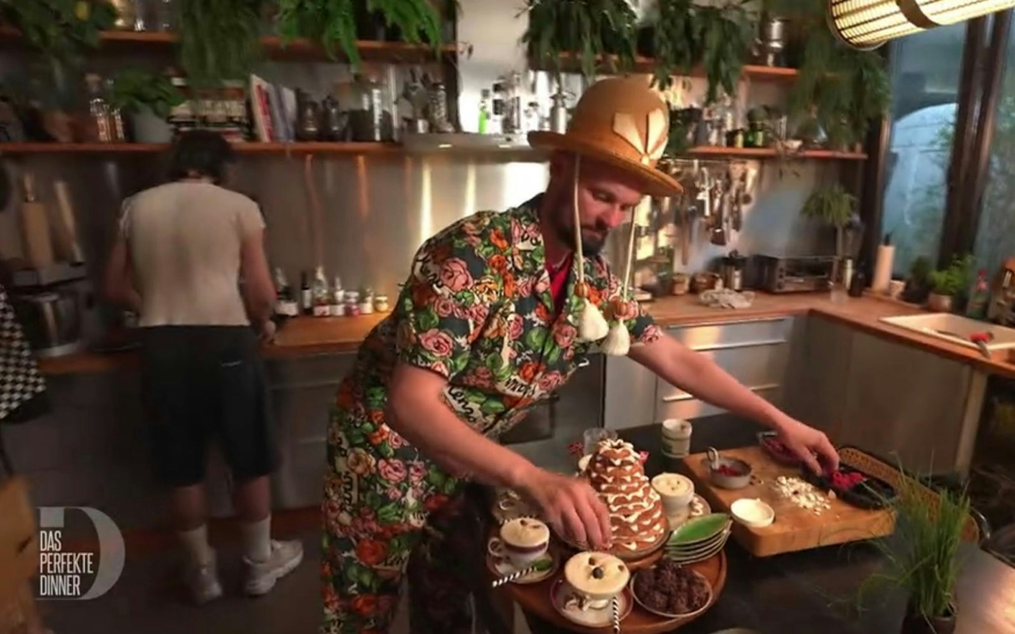 Rolf (53) präsentiert sein phänomenales Dessert, eine norwegische Mandeltorte mit Kaffee-Slushies. (Bild: RTL)