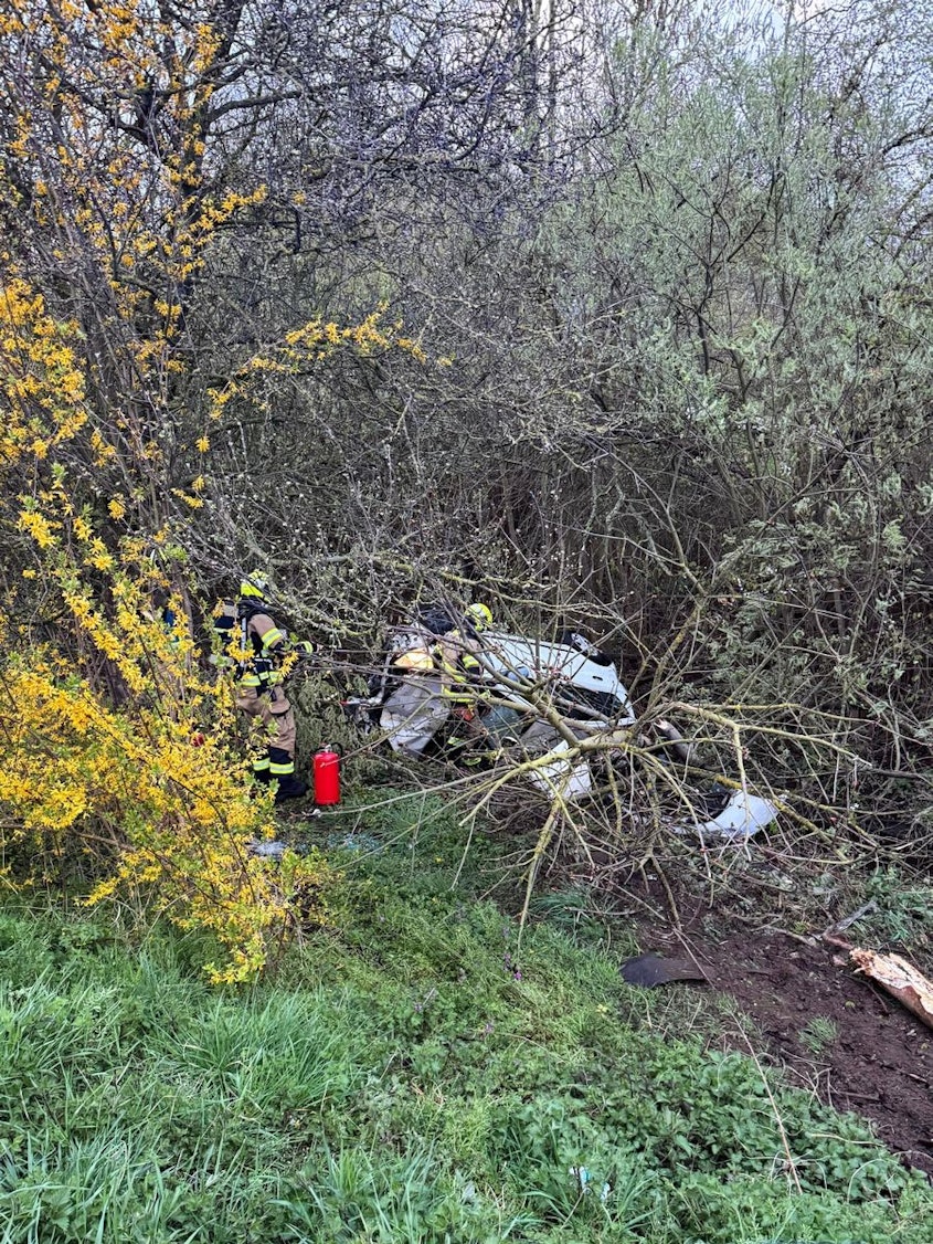 Ein Auto liegt nach einem Unfall im Graben.