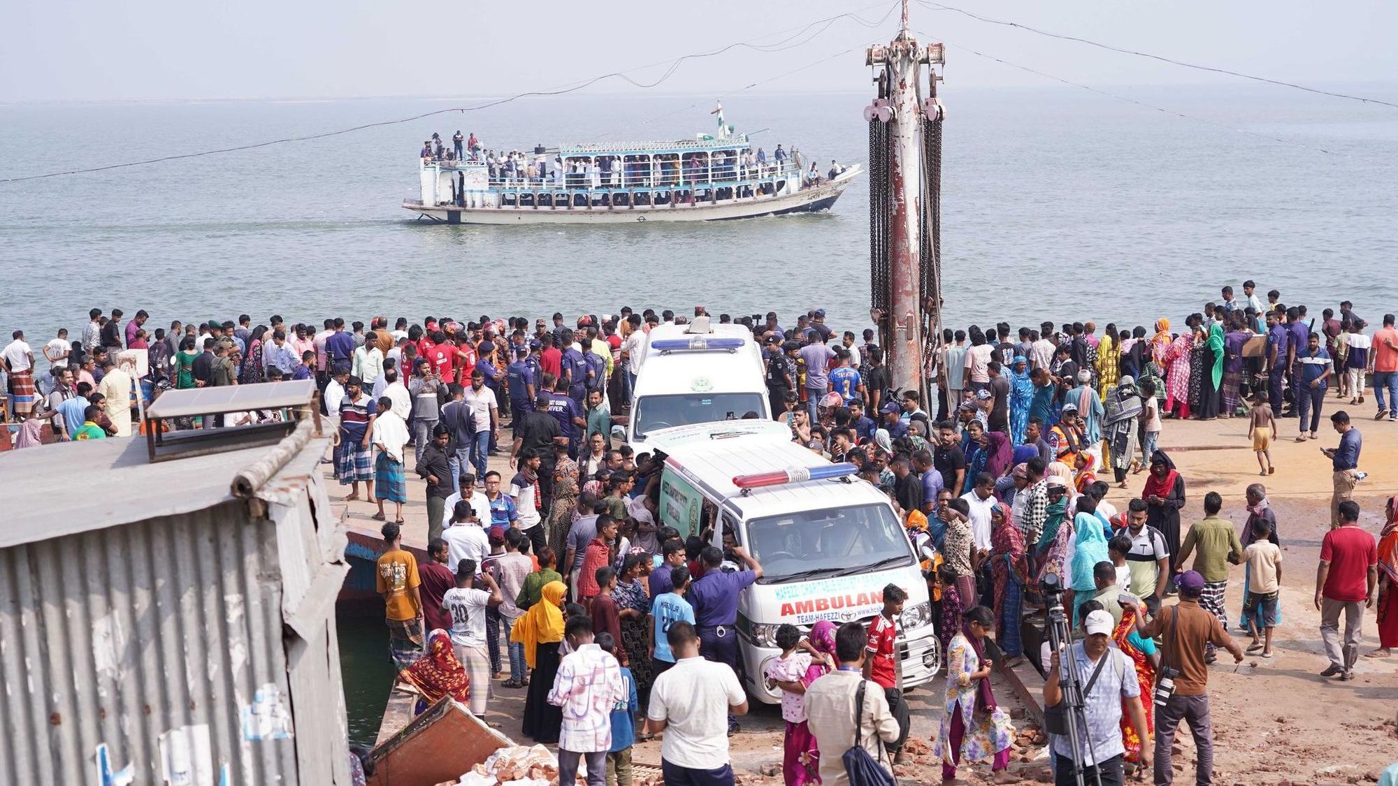 Bus stürzt in Bangladesch ins Wasser