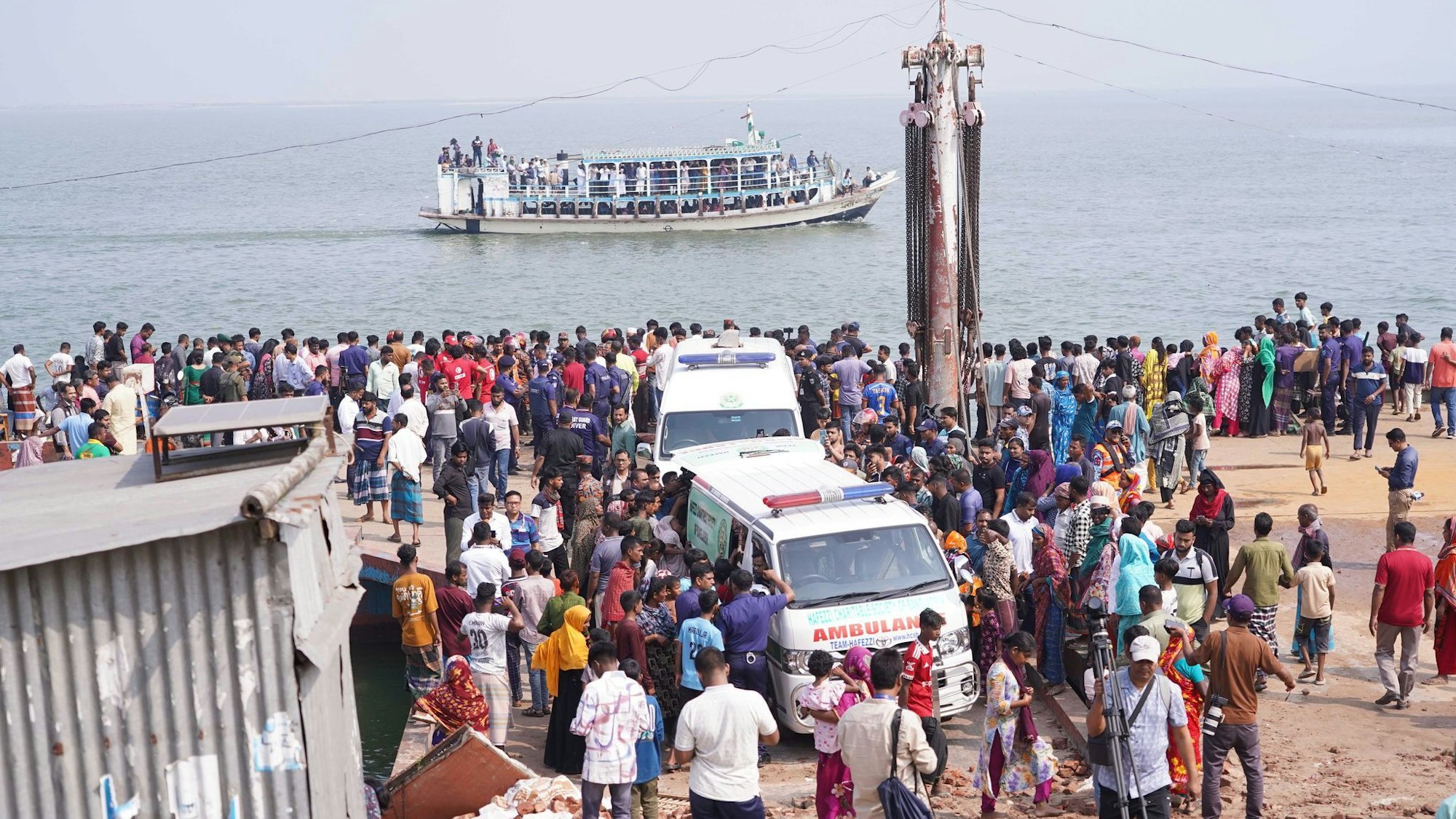 Bus stürzt in Bangladesch ins Wasser