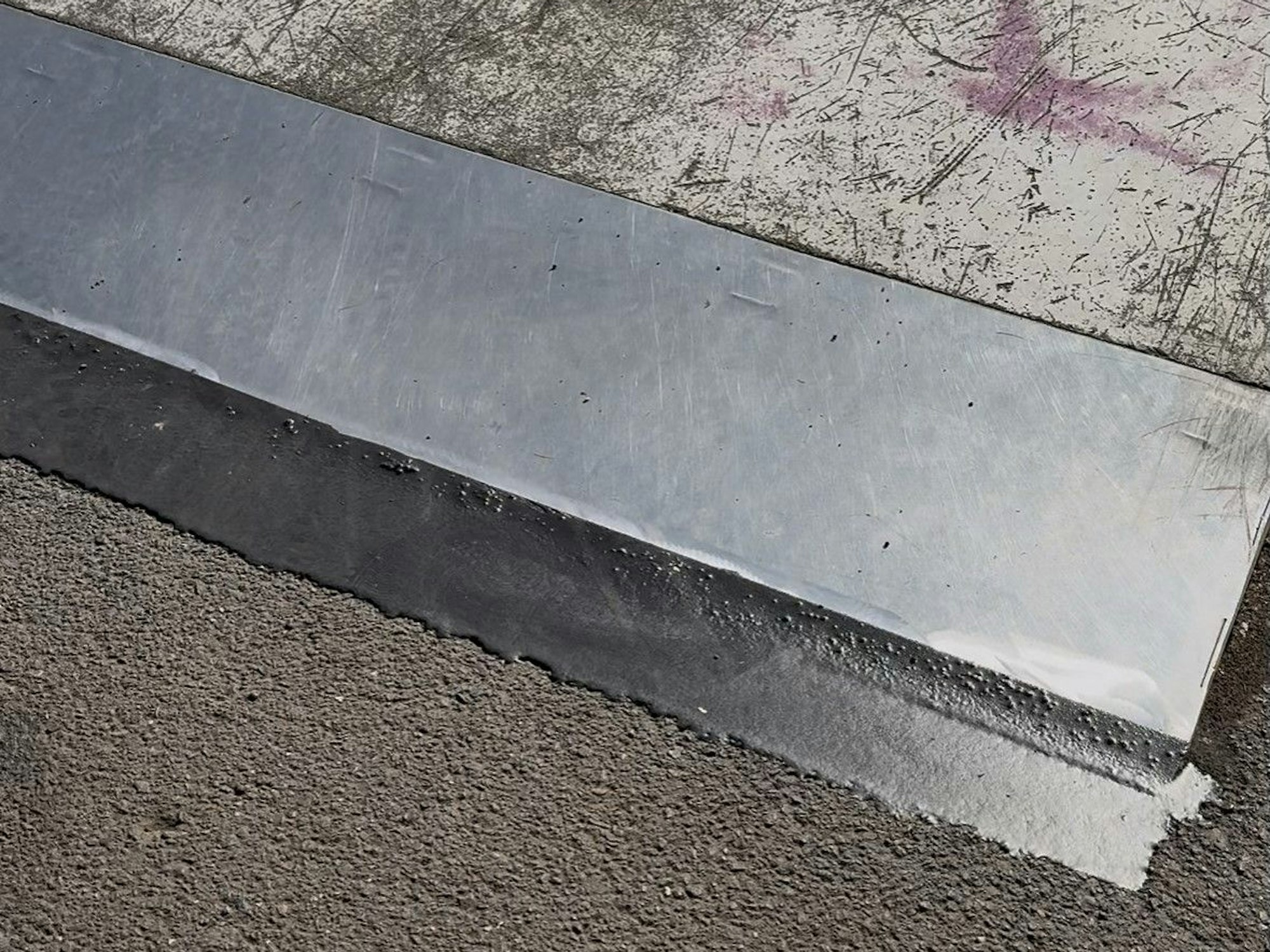 Auf dem Bild ist eine ausgebesserte Kante zu sehen.