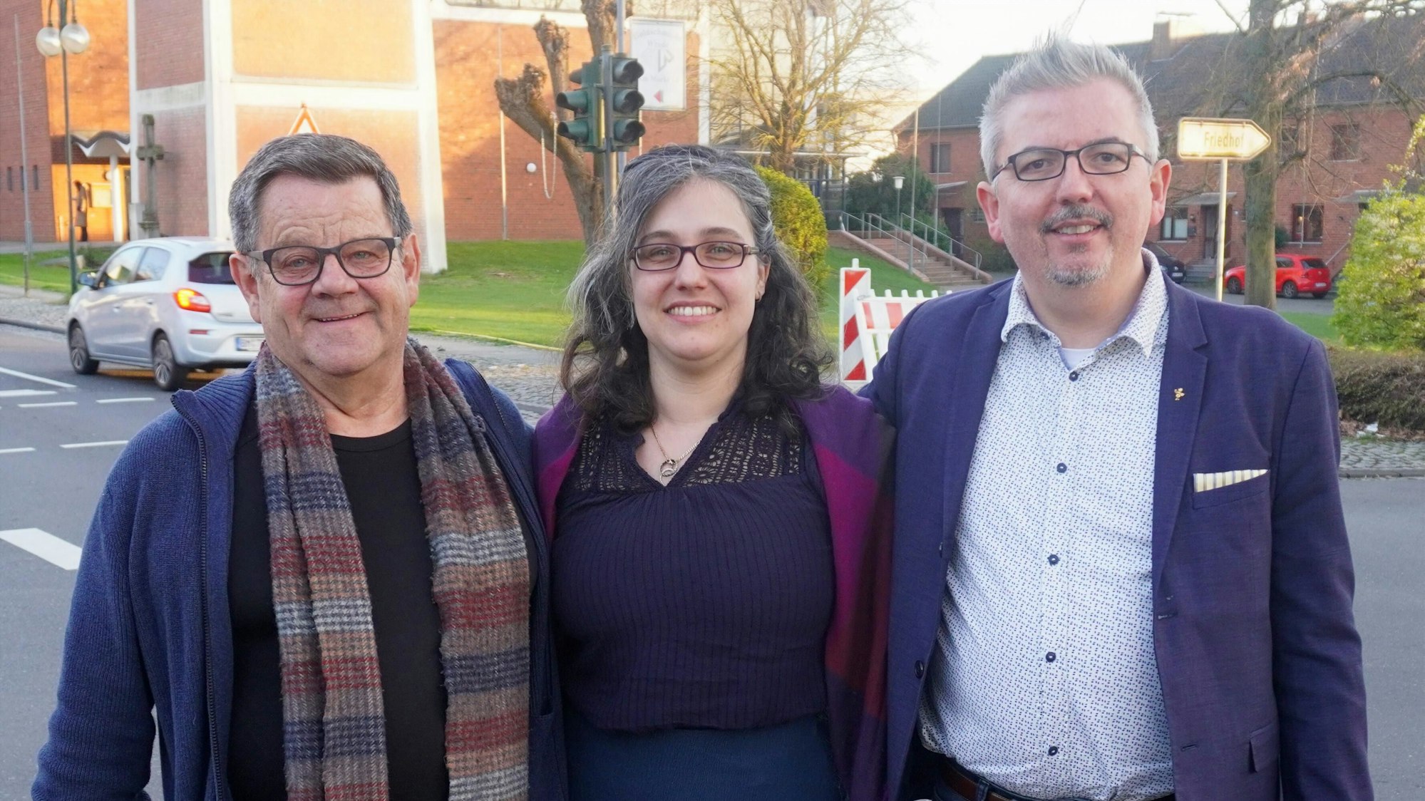 Das Foto zeigt zwei Männer und eine Frau.