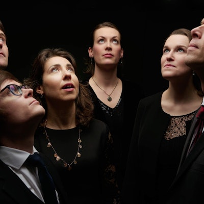 Sechs Menschen blicken nach oben.