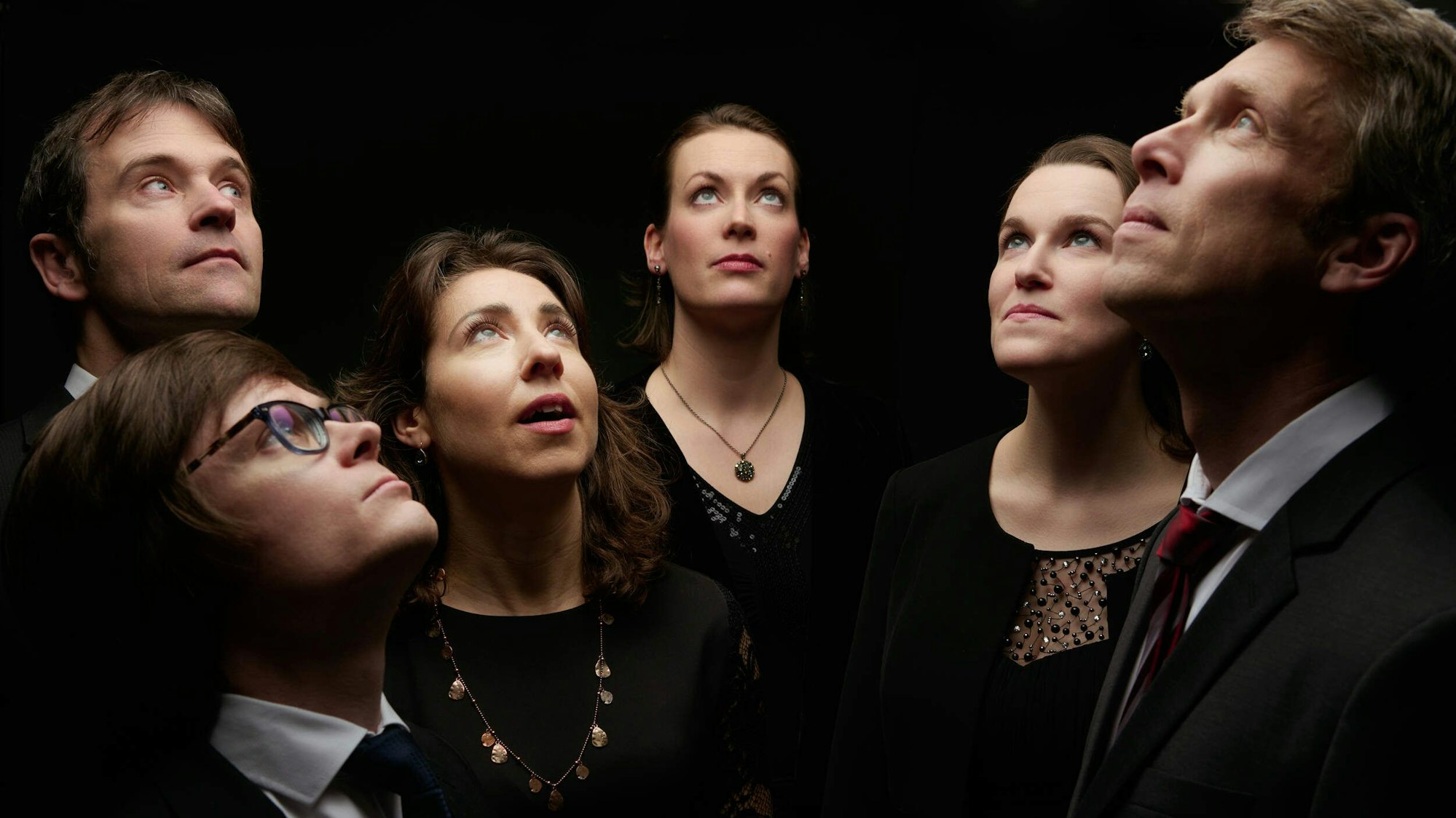 Sechs Menschen blicken nach oben.