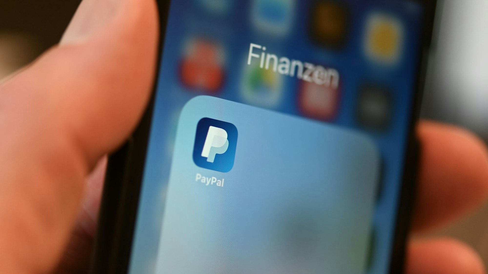 Die Paypal-App ist auf einem Smartphone zu sehen