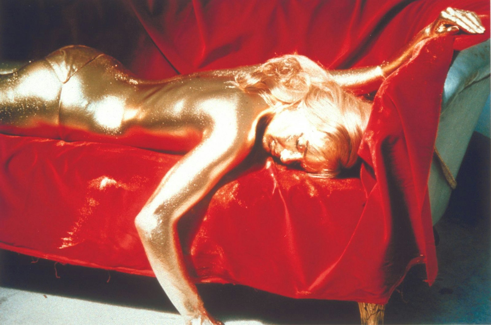 Bond-Girl Jill Masterson (Shirley Eaton) wird in „Goldfinger“ (1964) auf sehr ungewöhliche Weise ermordet: Sie wird in Gold getränkt und dadurch erstickt. (Bild: Fox)