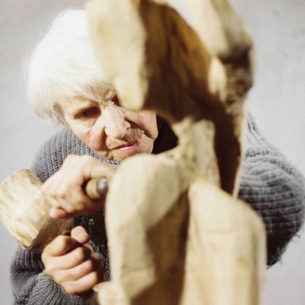 Louise Stomps arbeitet mit Hammer und Holzspachtel an ihrer letzten Skulptur „Der Aussteiger“.