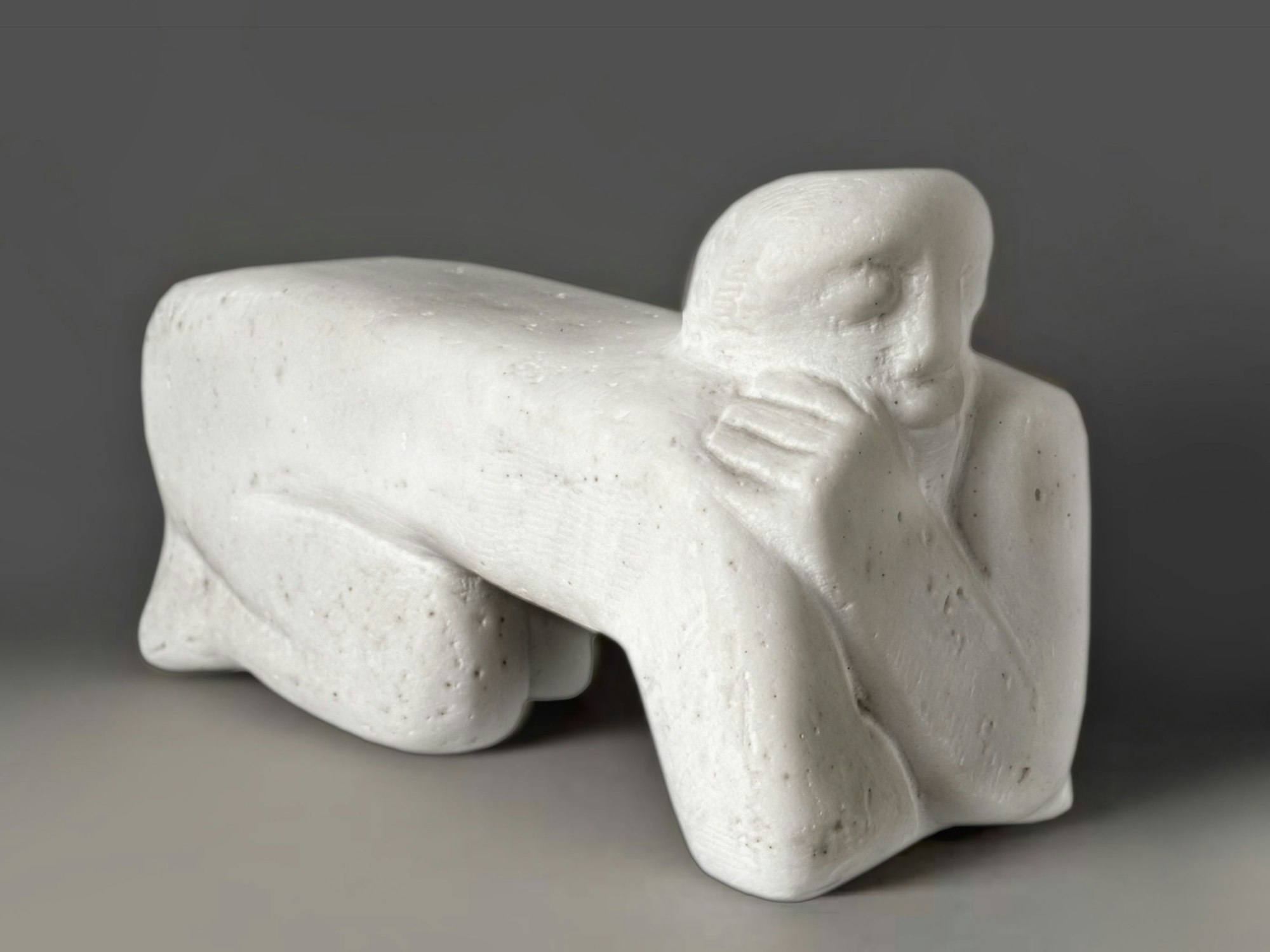 Ein Mensch in Form einer Steinbank.