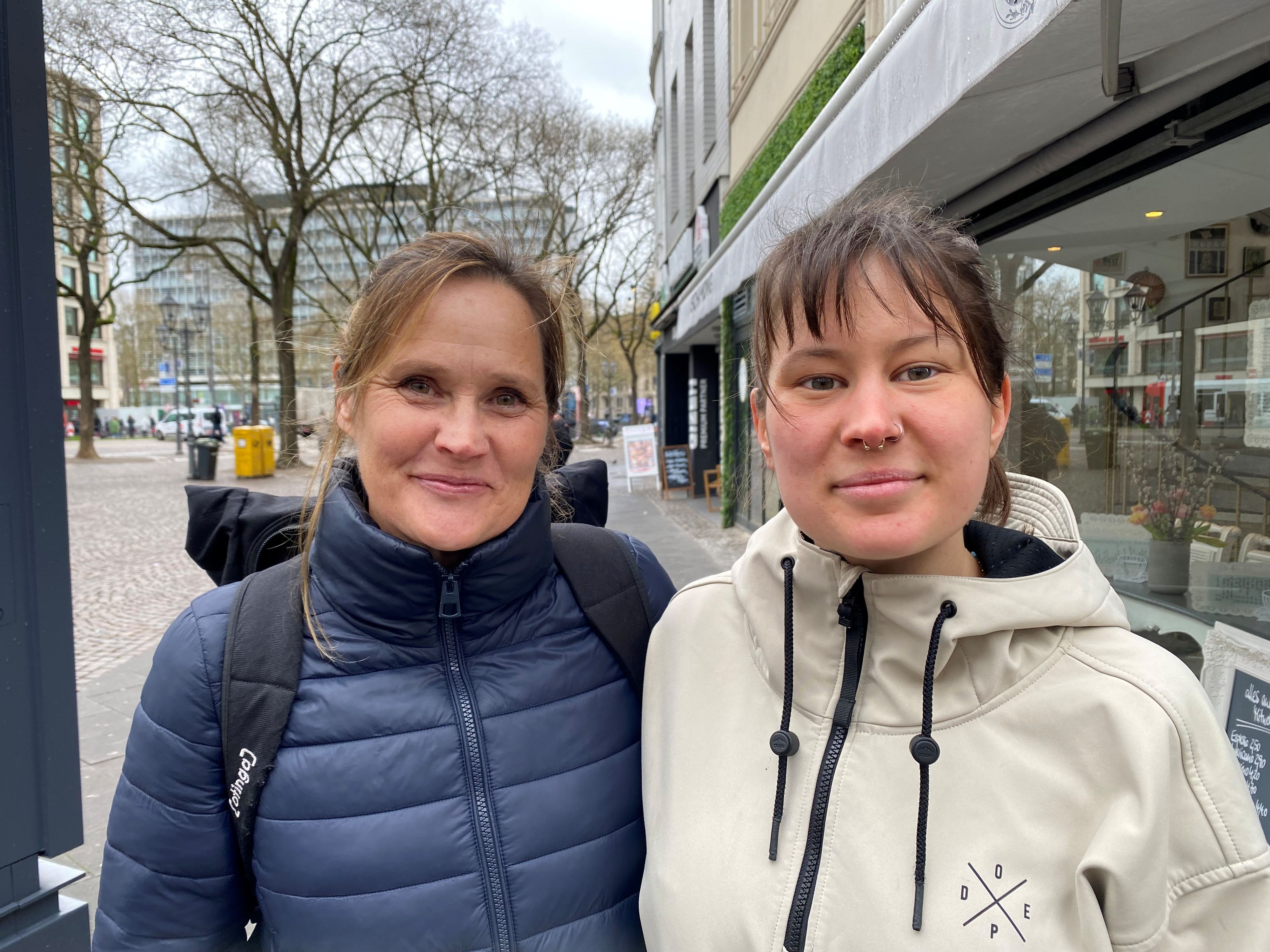Judith Schmirl, 56 (l.) will, dass Männer ihr verhalten mehr reflektieren, Linn Schmirl, 25 sieht in Catcalling die Vorstufe zu weiterem übergriffigem Verhalten.