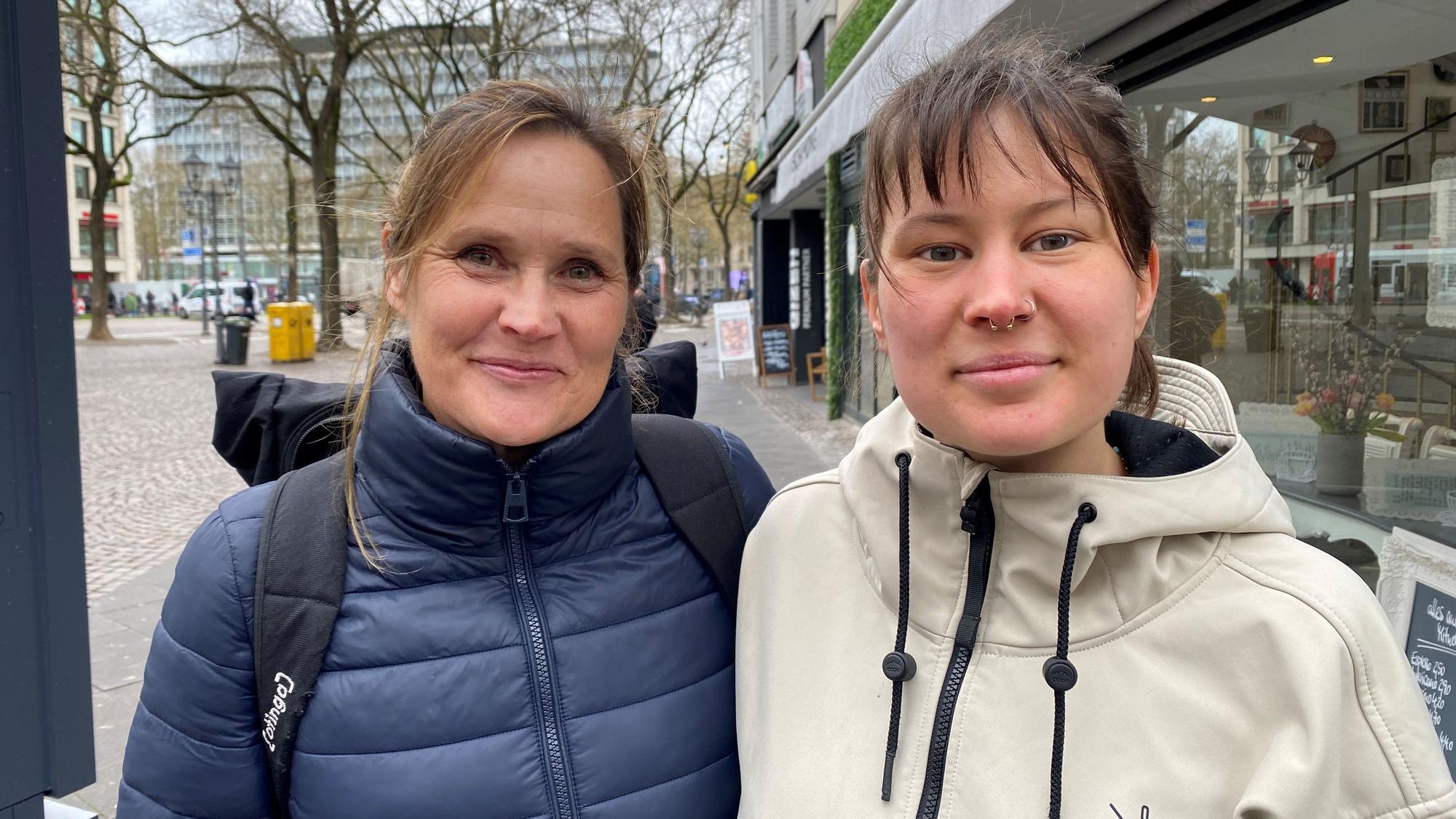 Judith Schmirl, 56 (l.) will, dass Männer ihr verhalten mehr reflektieren, Linn Schmirl, 25 sieht in Catcalling die Vorstufe zu weiterem übergriffigem Verhalten.