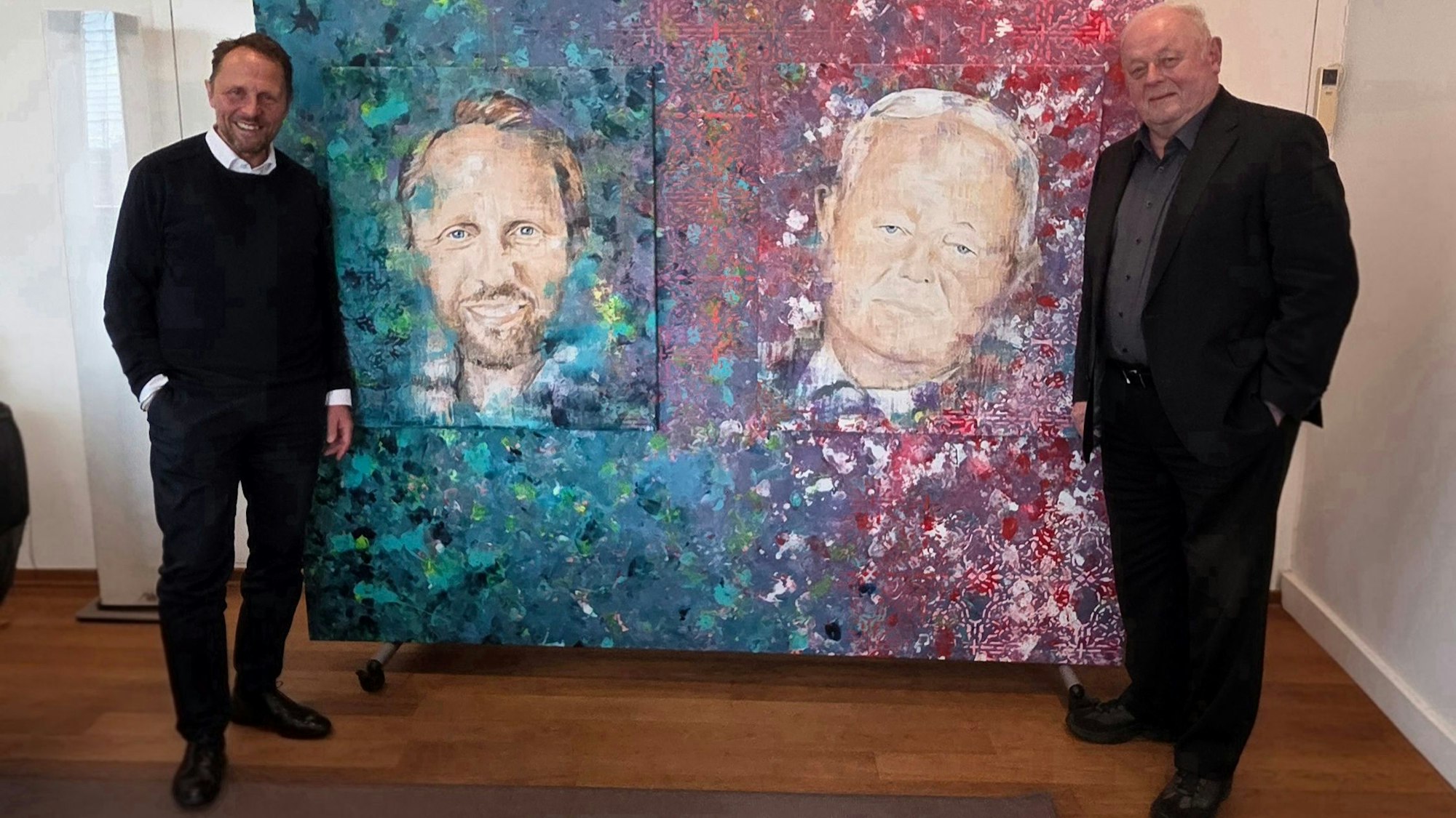 Uwe Richrath und Paul Hebbel haben ein Kunstwerk der Leverkusener Künstlerin Britta Reinhardt bekommen.