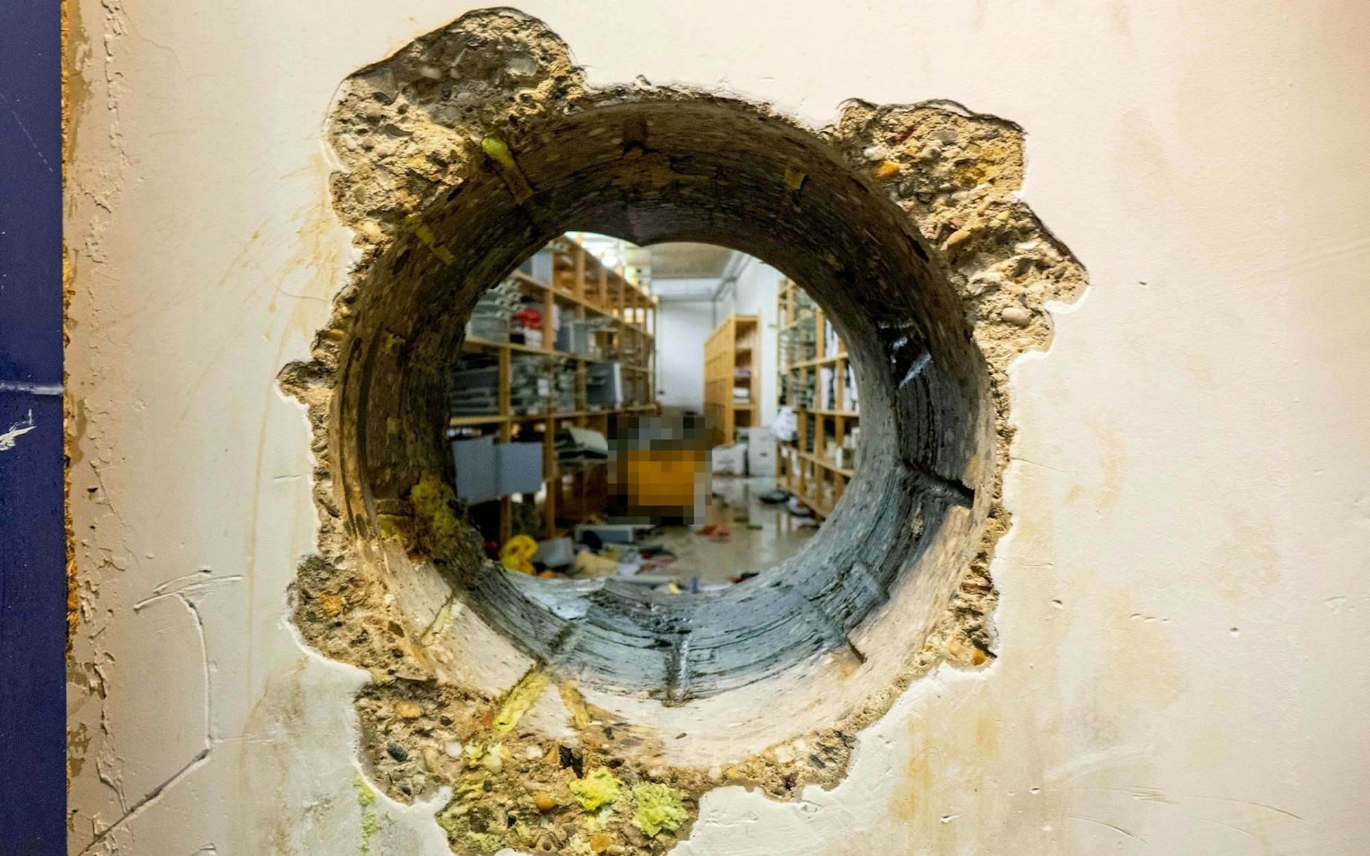 Das berühmte Loch, durch das sich die Täter Zugang zum Tresorraum verschafft haben. In der ZDF-Doku „Der Sparkassen-Coup von Gelsenkirchen“ wird der Fall rekonstruiert. (Bild: ZDF/Polizei Gelsenkirchen)