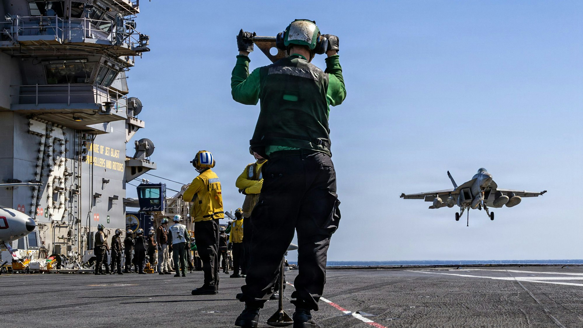 Kampfjet am Flugzeugträger „USS Gerald R. Ford“