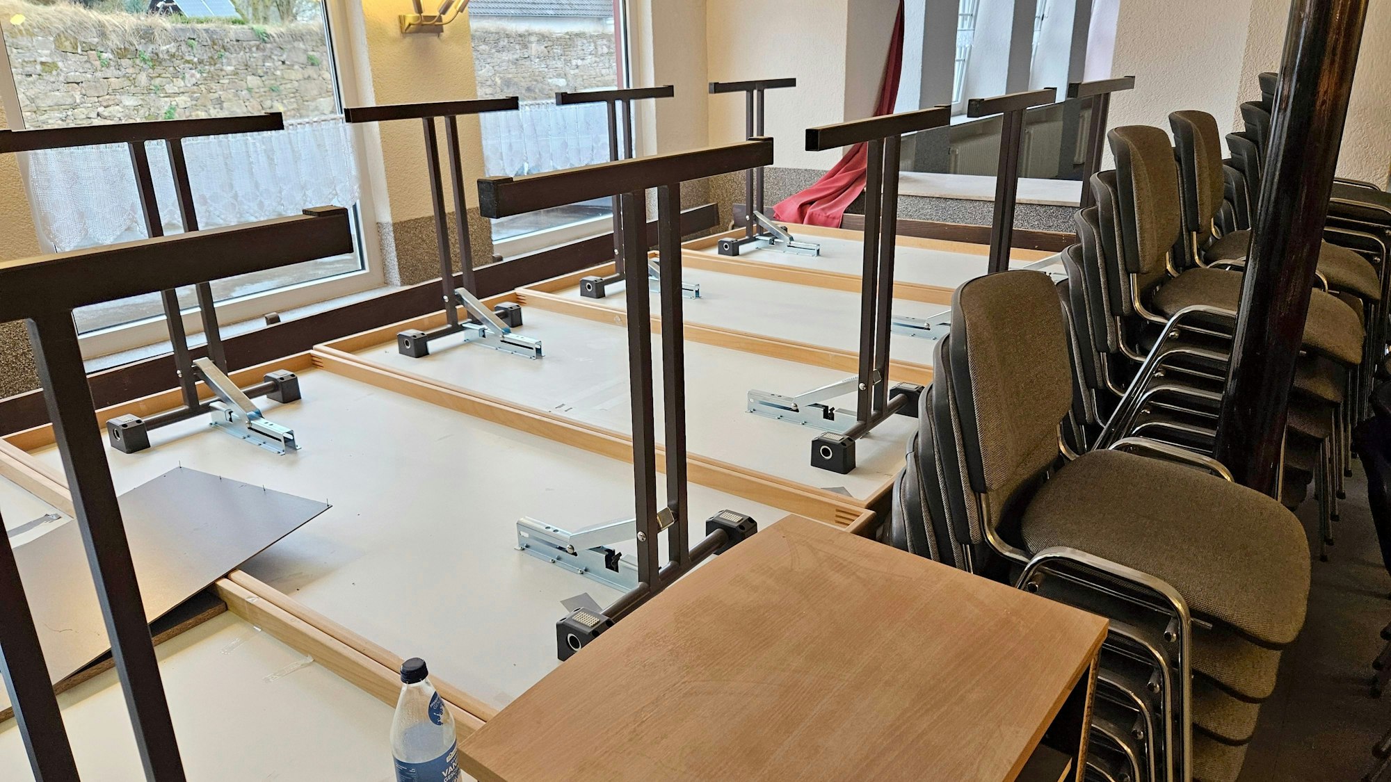 Das Foto zeigt die gestapelten Stühle und Tische.