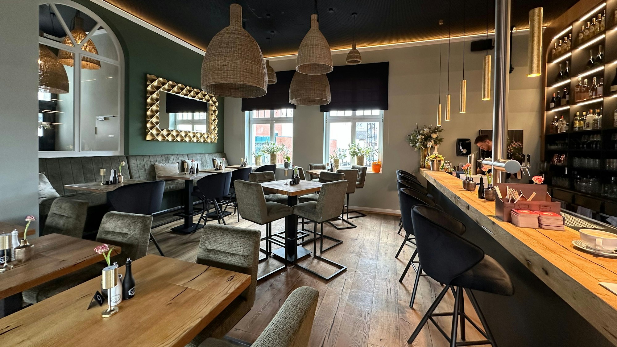 Die Theke und die Tische im vorderen Teil des Restaurants.