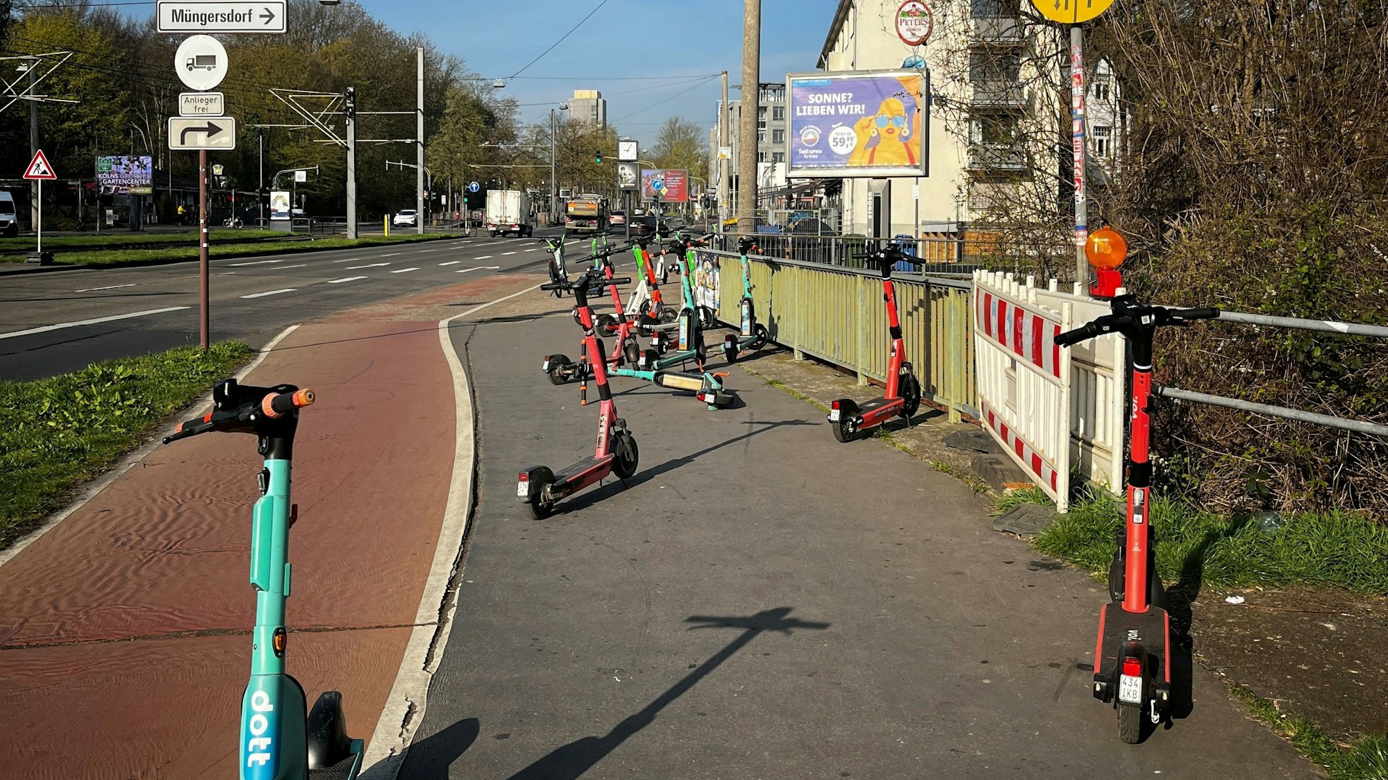 E-Scooter stehen kreuz und quer auf dem Gehweg.