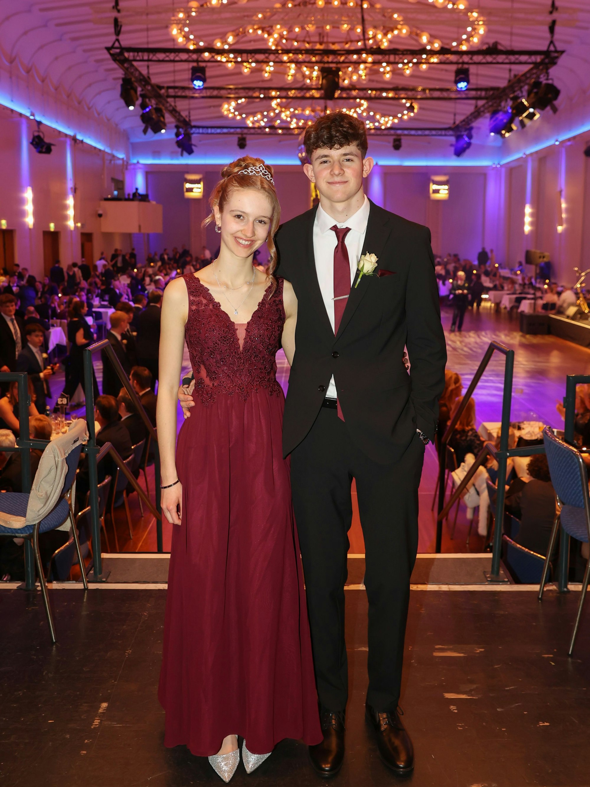 Farblich abgestimmt: Emilias weinrotes Kleid und Joschas Krawatte