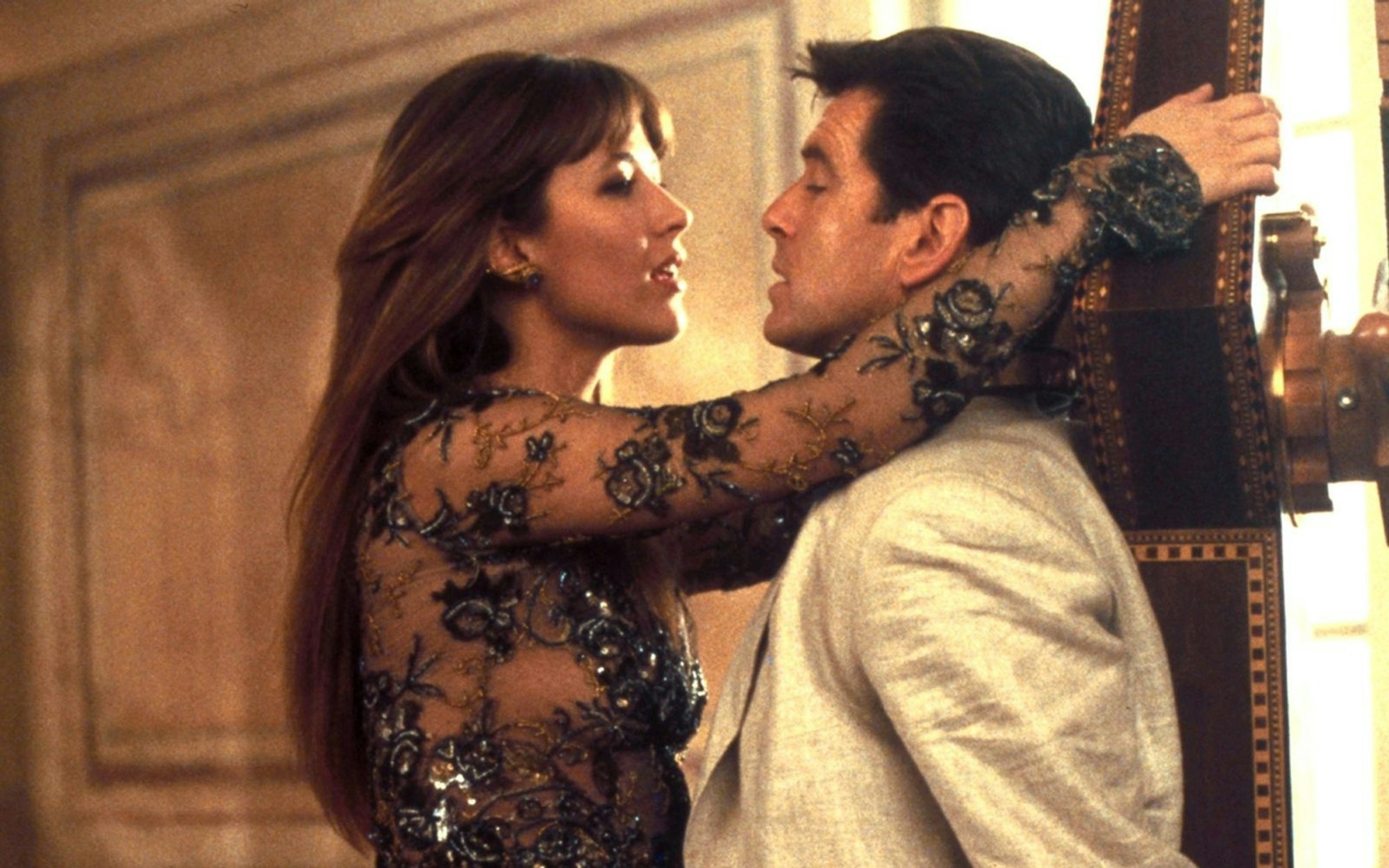 In „Die Welt ist nicht genug“ (1999) spielt Elektra King (Sophie Marceau) ein falsches Spiel mit James Bond (Pierce Brosnan). Dafür muss sie mit ihrem Leben bezahlen. (Bild: Fox)