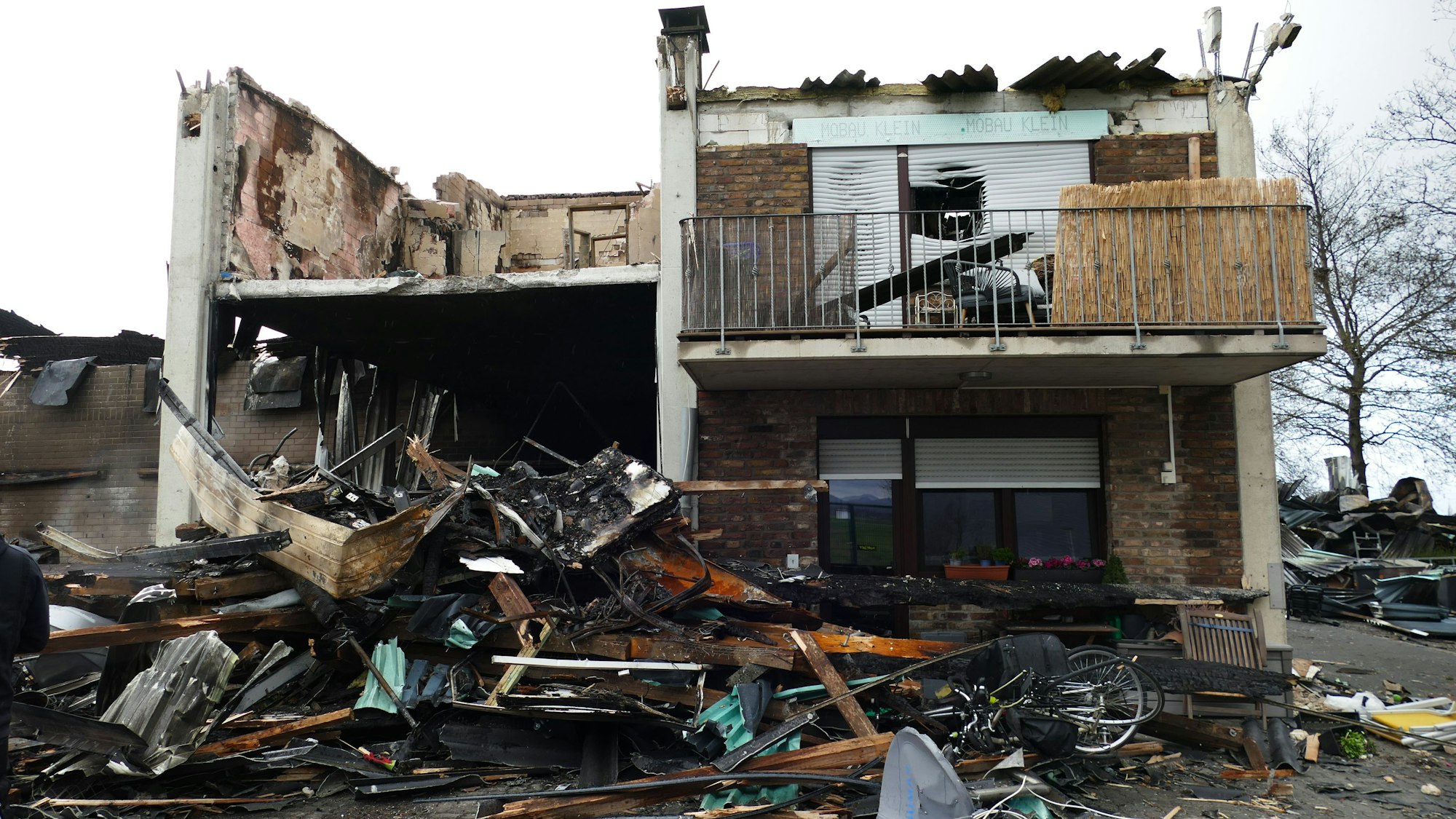 Auch das angrenzende Wohnhaus brannte ab.