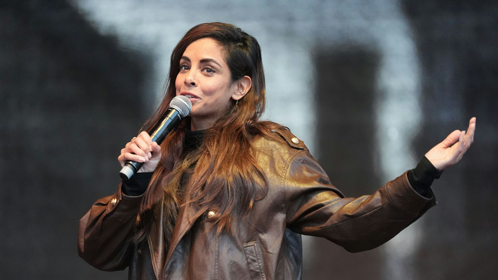 Hamburg: Collien Fernandes spricht am Donnerstag (26. März) während der Demonstration gegen sexualisierte Gewalt gegen Frauen.