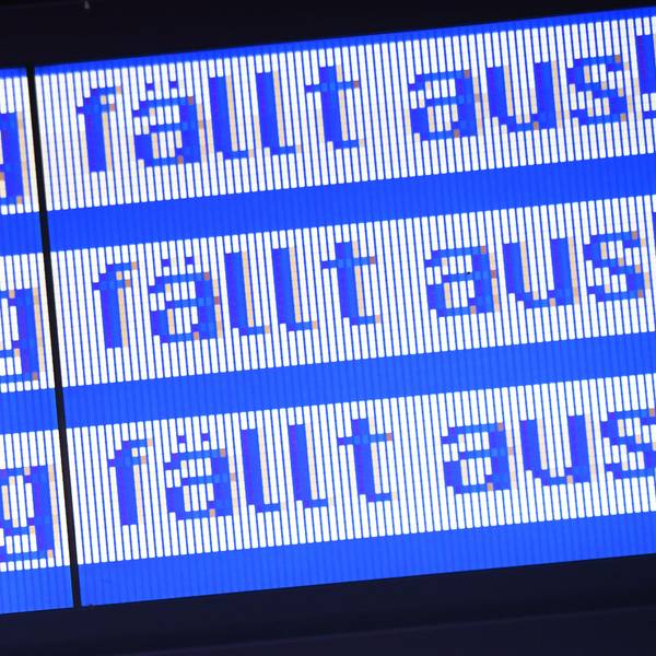 "Zug fällt aus" steht auf einer Anzeigetafel im Hauptbahnhof.