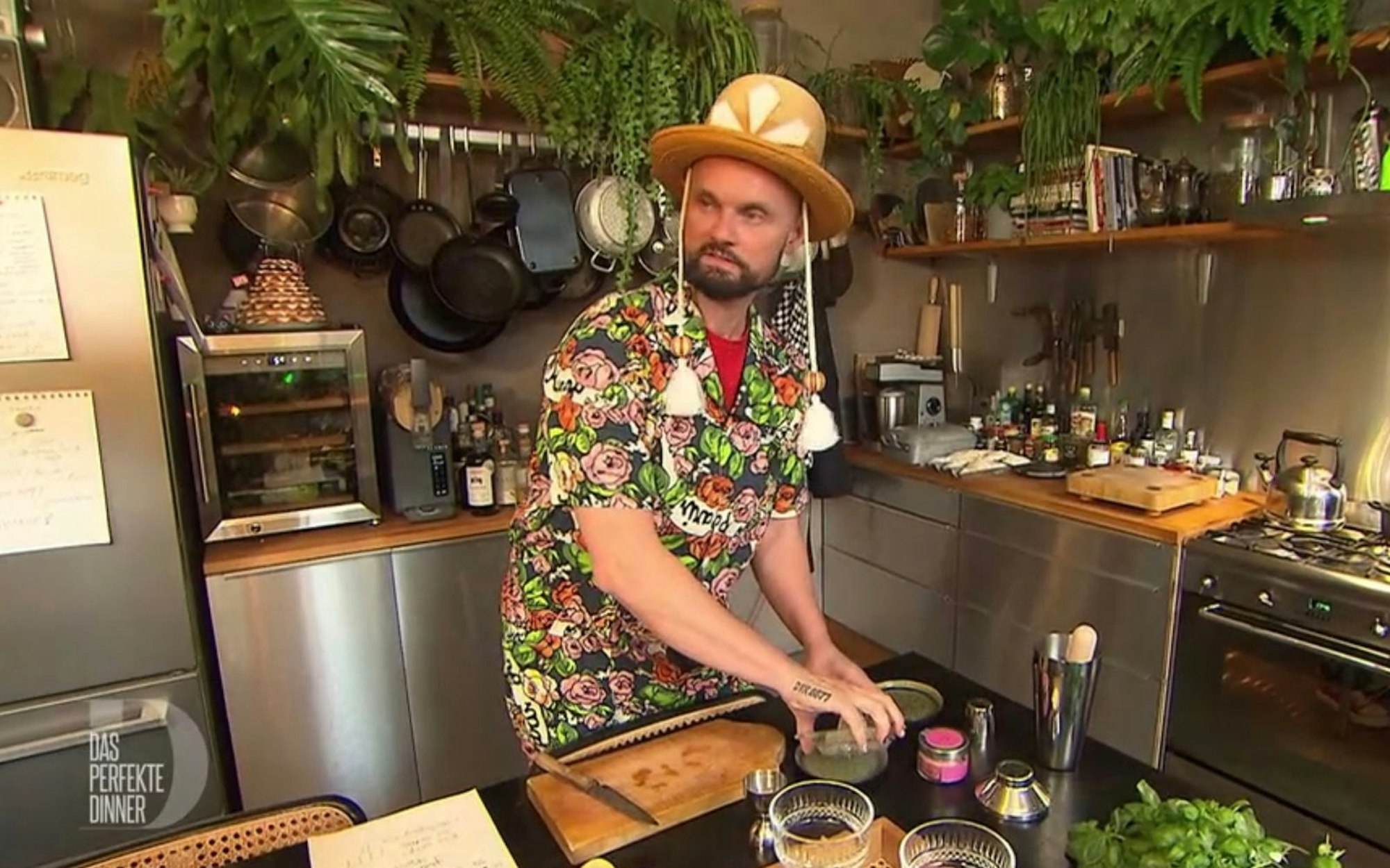 Deko-Profi Rolf (53) kocht in einer dschungelähnlichen Küche. (Bild: RTL)
